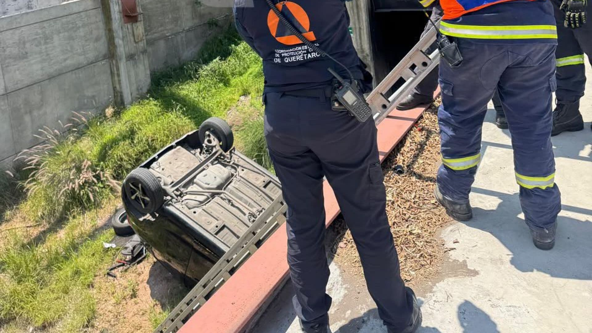 Auto Quedó Volcado Tras Caer en Desnivel de Obra en Querétaro