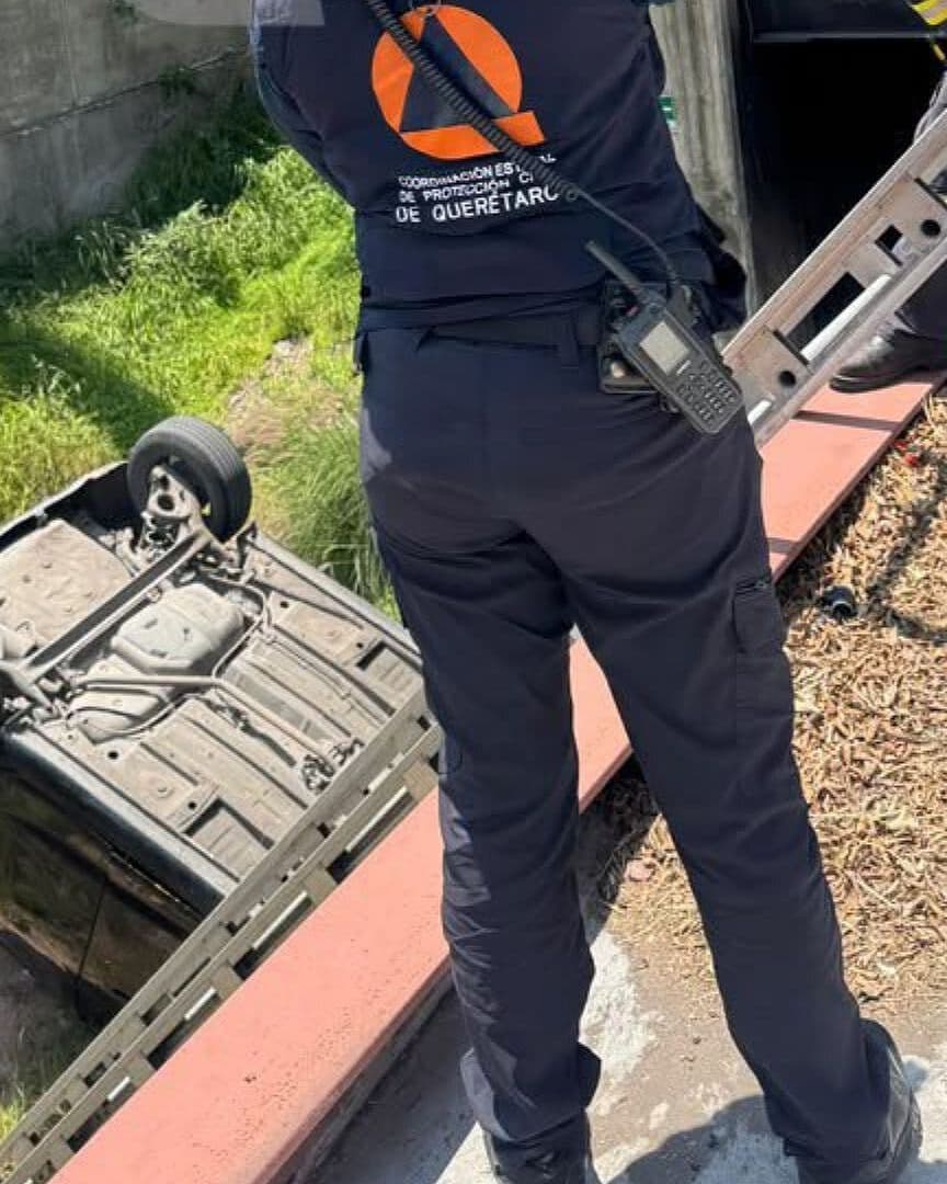 Auto Quedó Volcado Tras Caer en Desnivel de Obra en Querétaro