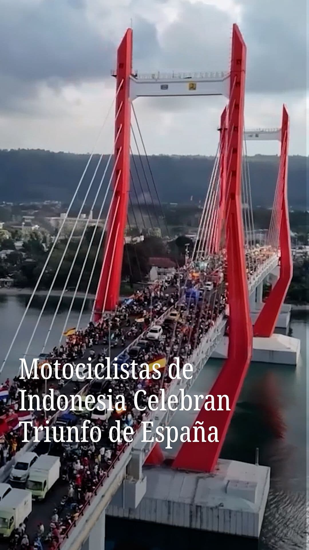 Motociclistas de Indonesia Celebran Triunfo de España