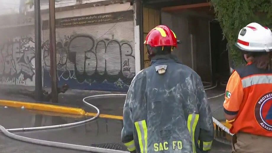 Incendio en Maderería de la Benito Juárez Moviliza a Bomberos; Fuertes Llamas Alrma a Vecinos