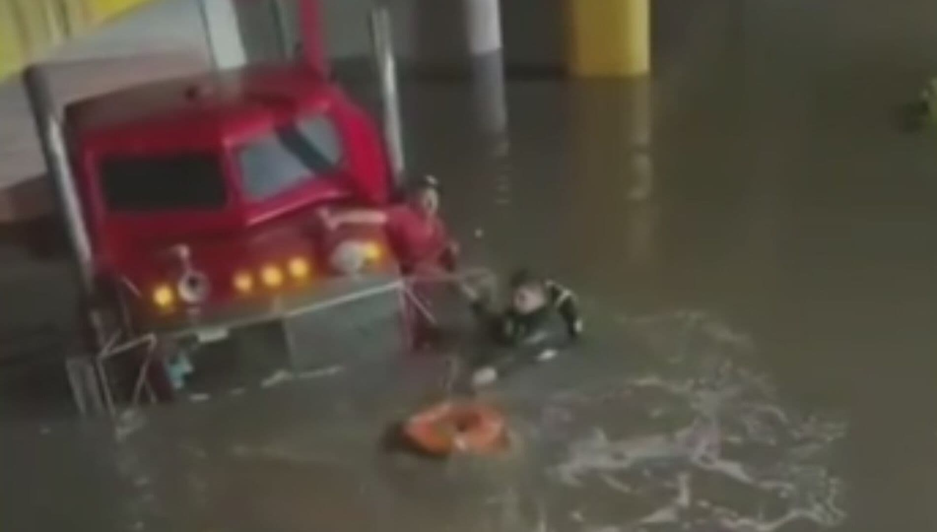 VIDEO | Rescatan a Trailero Varado en Fuerte Inundación en Cajeme, Sonora