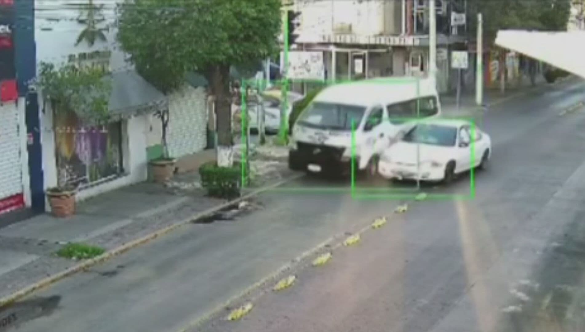 Cámara Capta Aparatoso Choque de Combi y Auto en Pachuca, Hidalgo