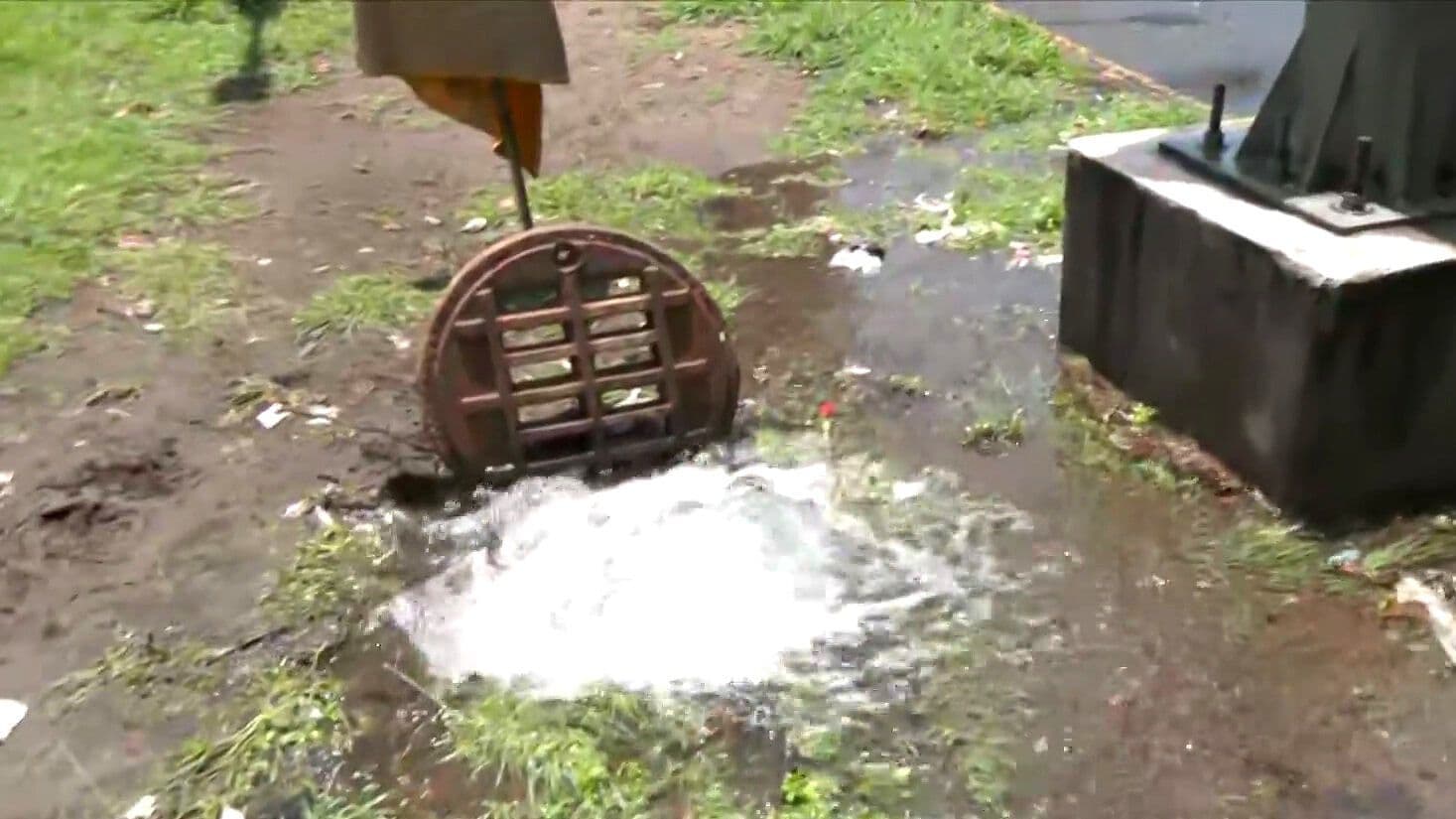 Fuga de Agua Inunda Calles de la GAM; Así Afecta la Movilidad en la Colonia Industrial