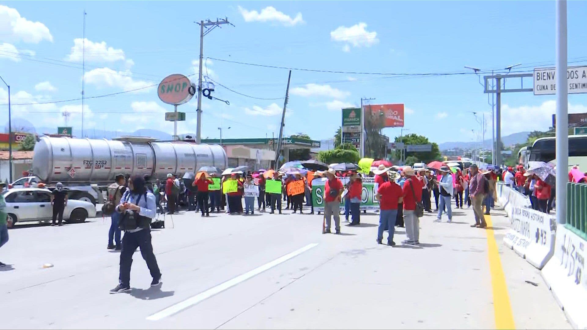 Normalistas de Ayotzinapa Cierran Autopista del Sol en Guerrero; Esto Piden