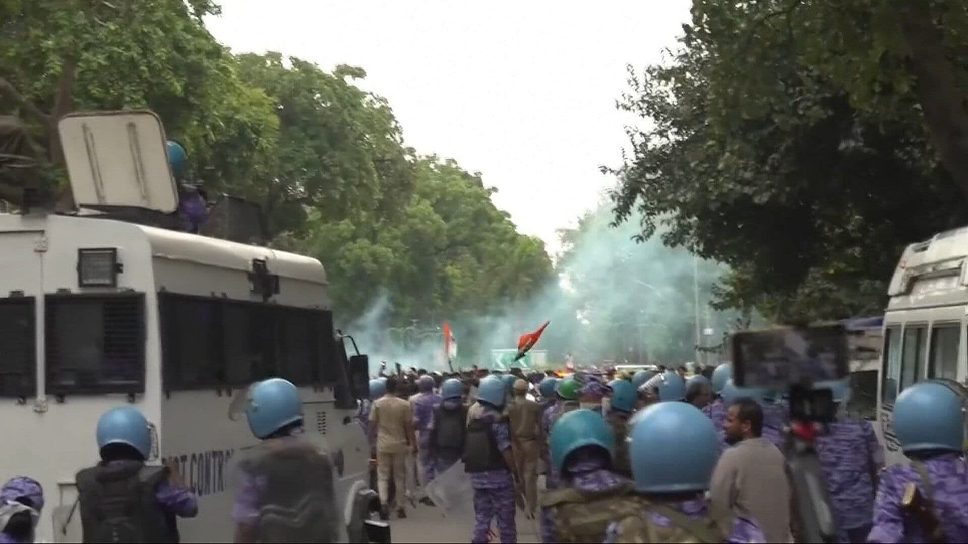 Policía Reprime a Manifestantes del Movimiento "La Cucaracha" en la India