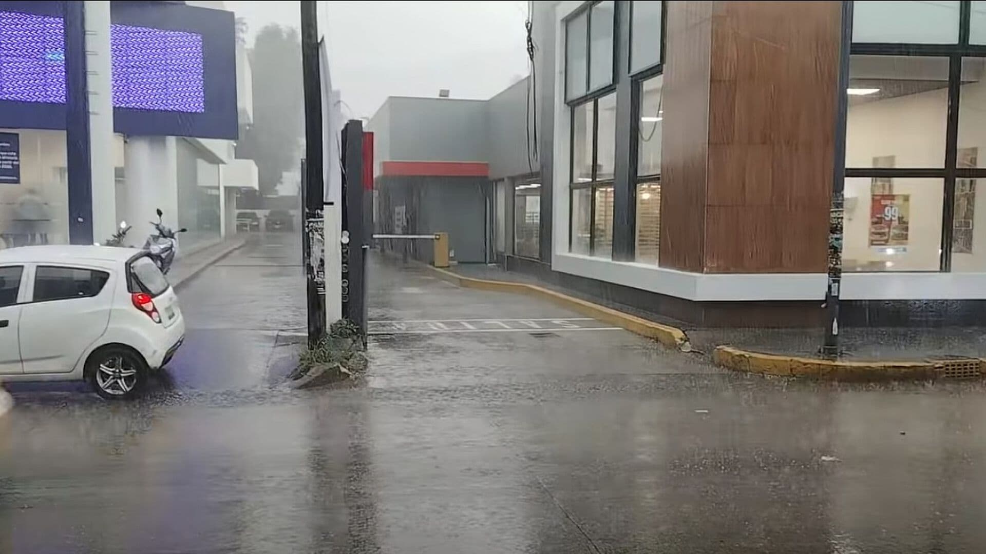 Fuerte Lluvia y Granizo Provocan Encharcamientos y Caos Vial en Coacalco