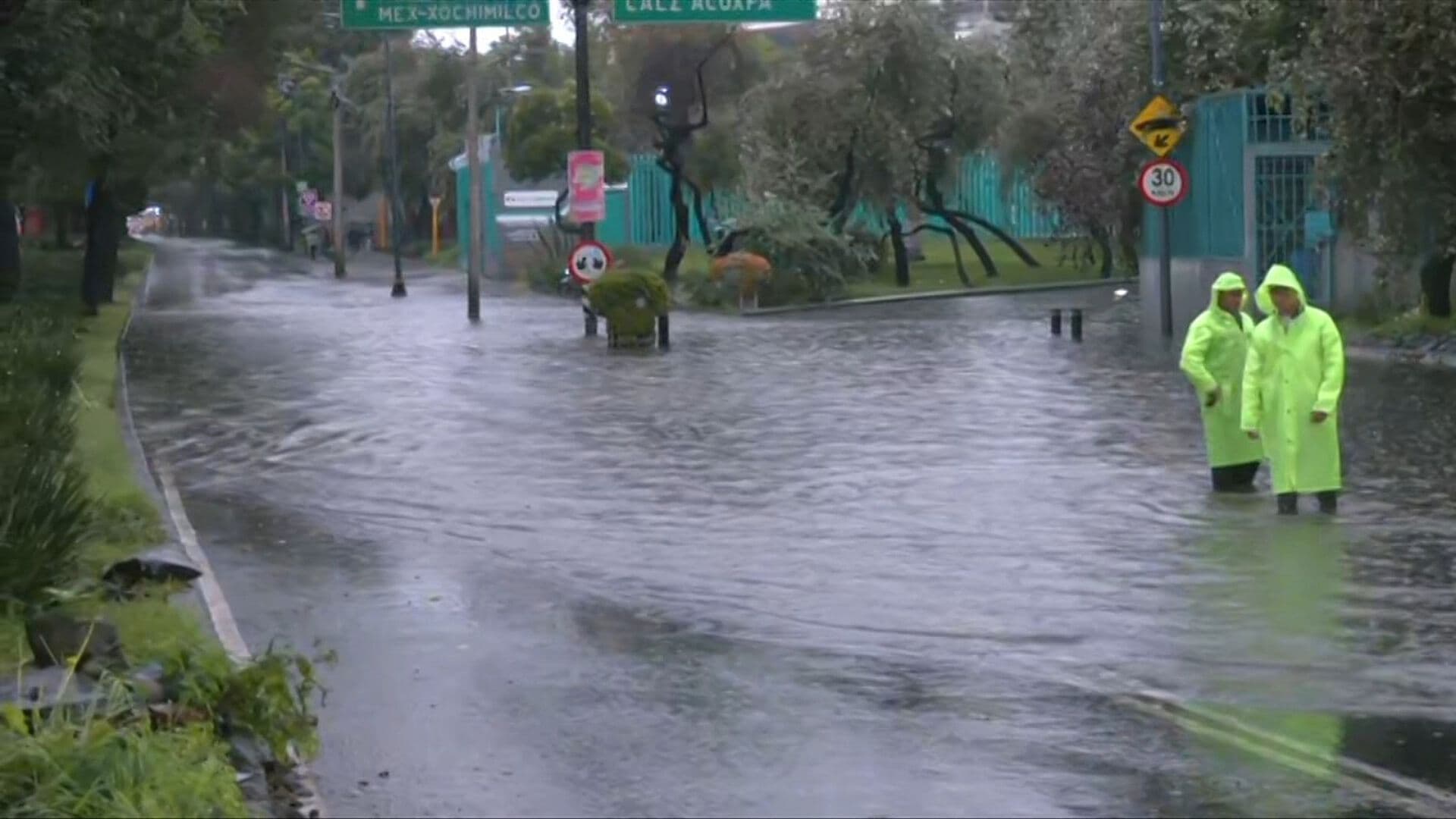 Colapsa la Lateral de Periférico Sur por Inundación a la Altura de Viaducto Tlalpan en CDMX