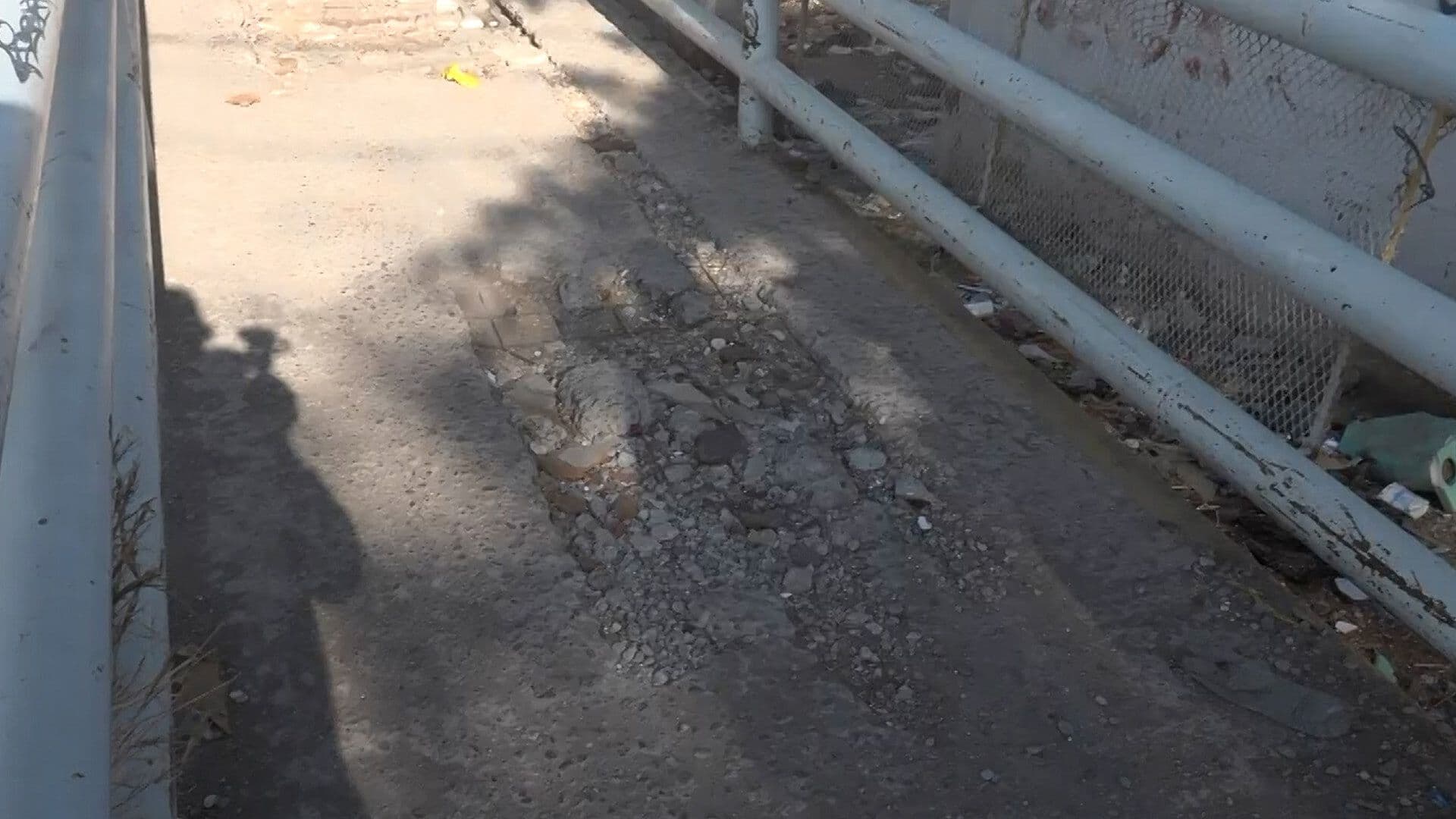 Denuncian Deterioro en Rampa de Puente Peatonal Sobre Periférico Raúl López Sánchez