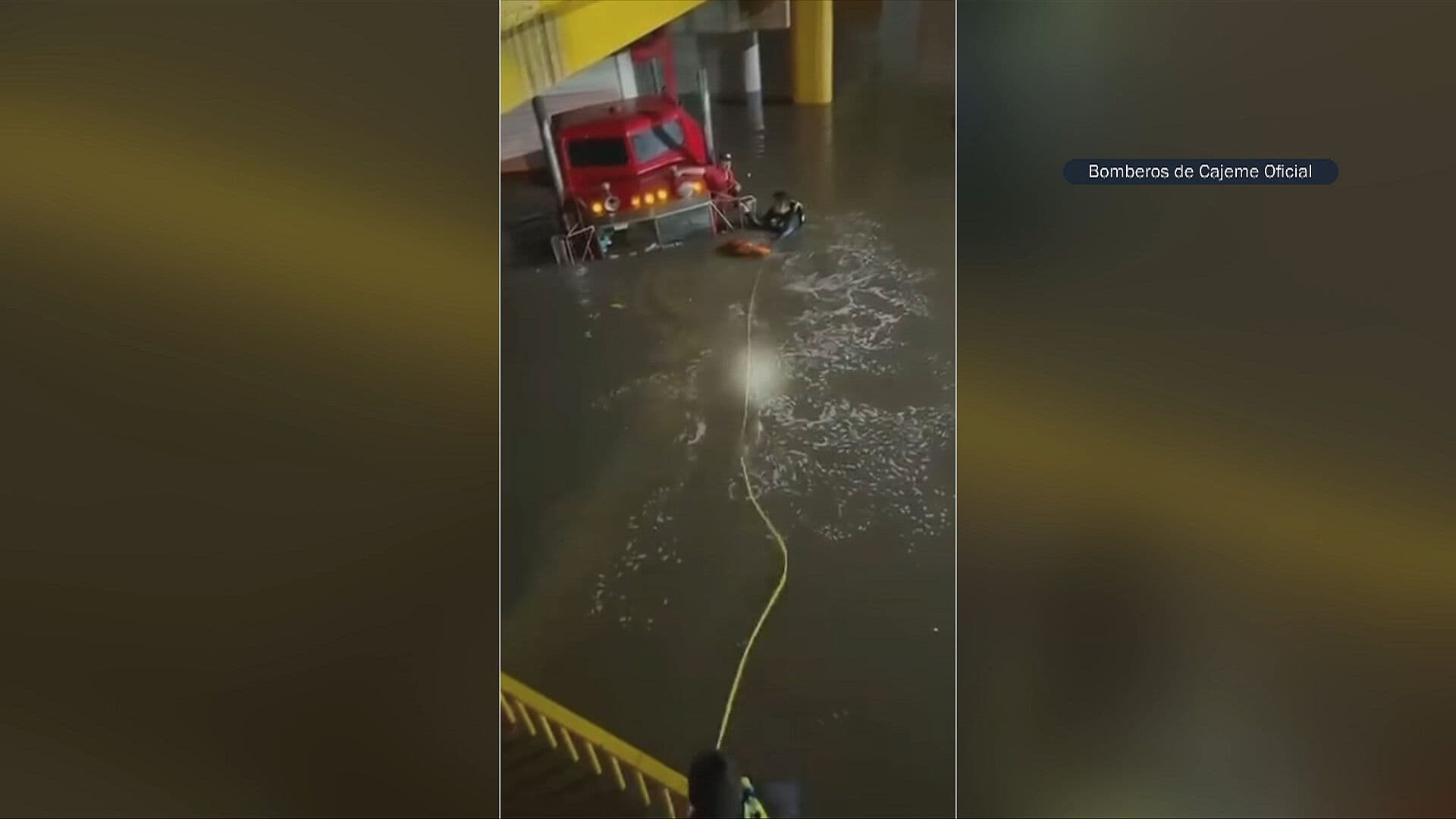 VIDEO: Rescatan a Trailero Varado en Inundación de Paso a Desnivel en Cajeme, Sonora