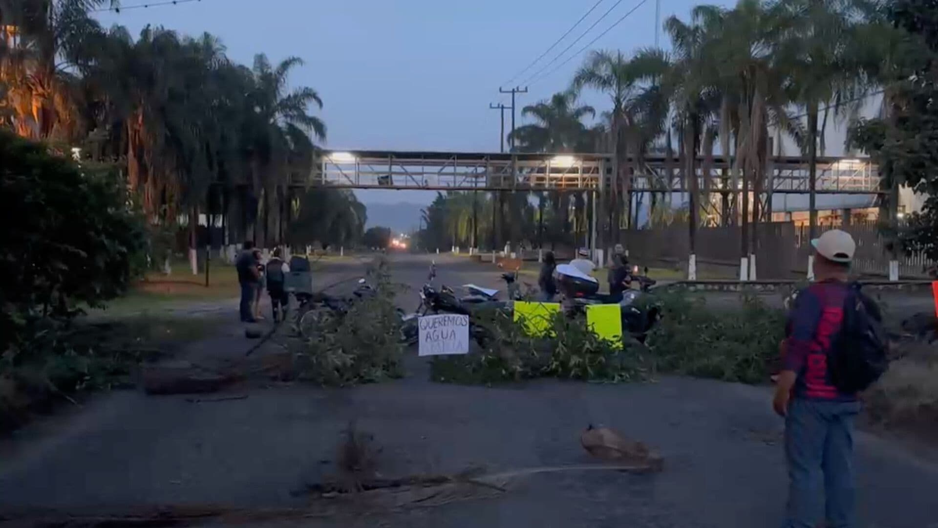 Bloquean Carretera Córdoba-Paso del Macho Comunidad Potrero Nuevo Altura de la Alcoholer por Presunta Contaminación de Río Atoyac