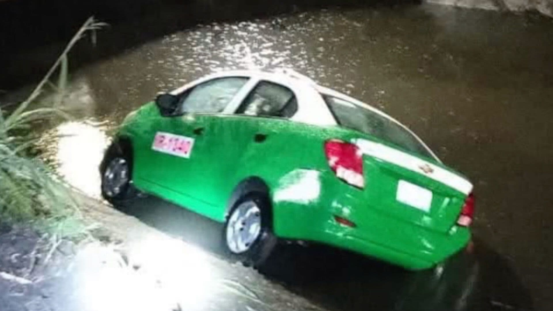 Taxi Termina en el Cause de un Canal en Rinconada de Los Fresnos en Irapuato; Sin Lesionados