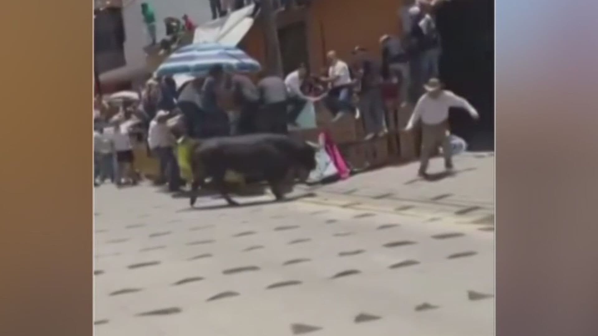 VIDEO | Toros Embisten a Dos Personas en Tlaxcala