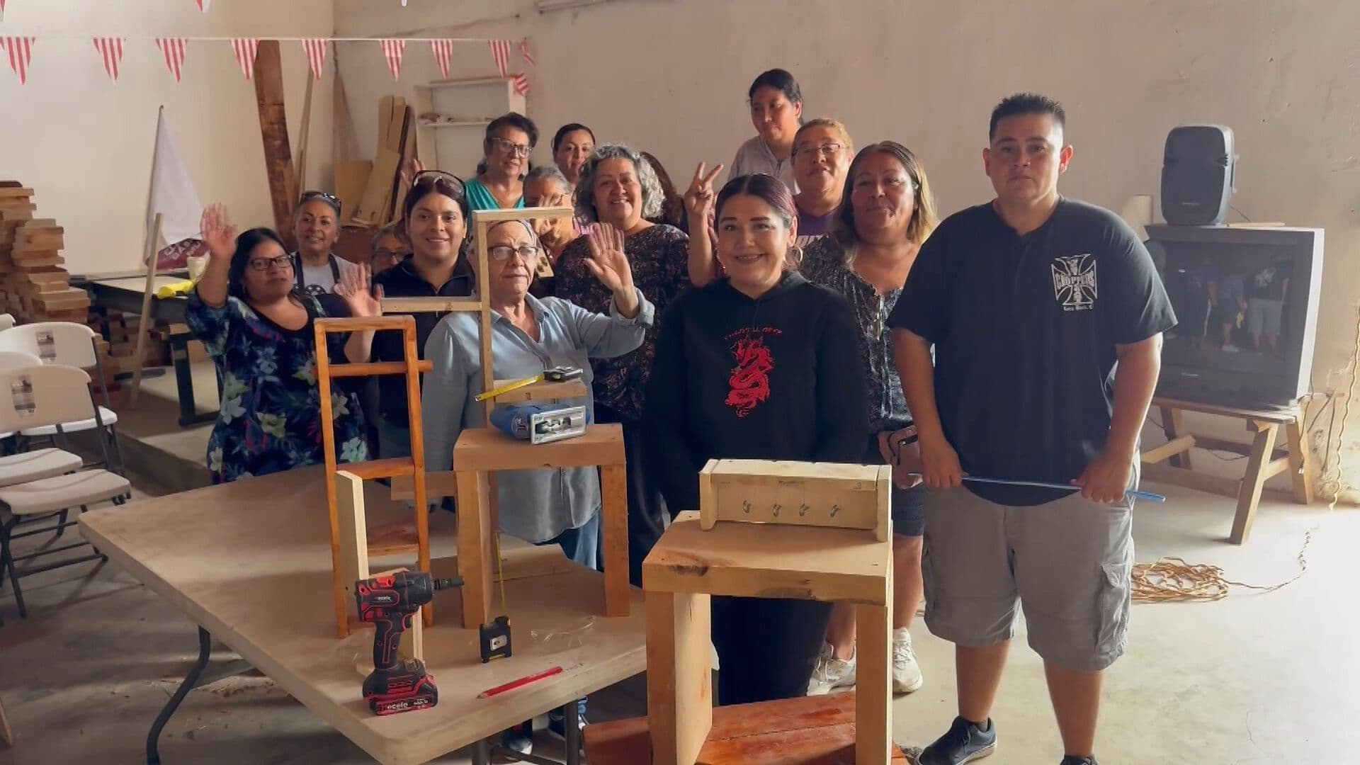 Mujeres Aprenden Carpintería, Plomería y Electricidad Gratis en Ensenada