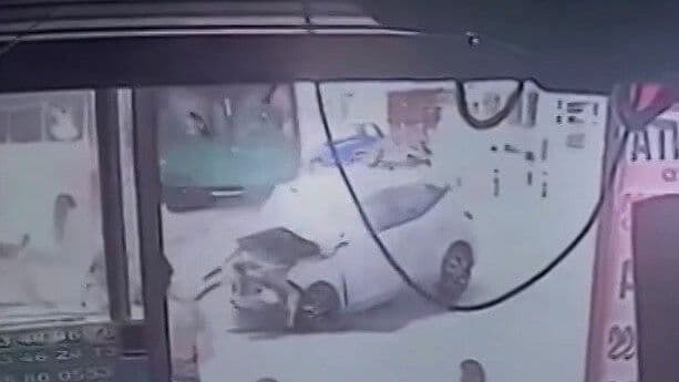 VIDEO | Momento Exacto en que Unidad de Transporte Público Impacta un Auto en Cancún