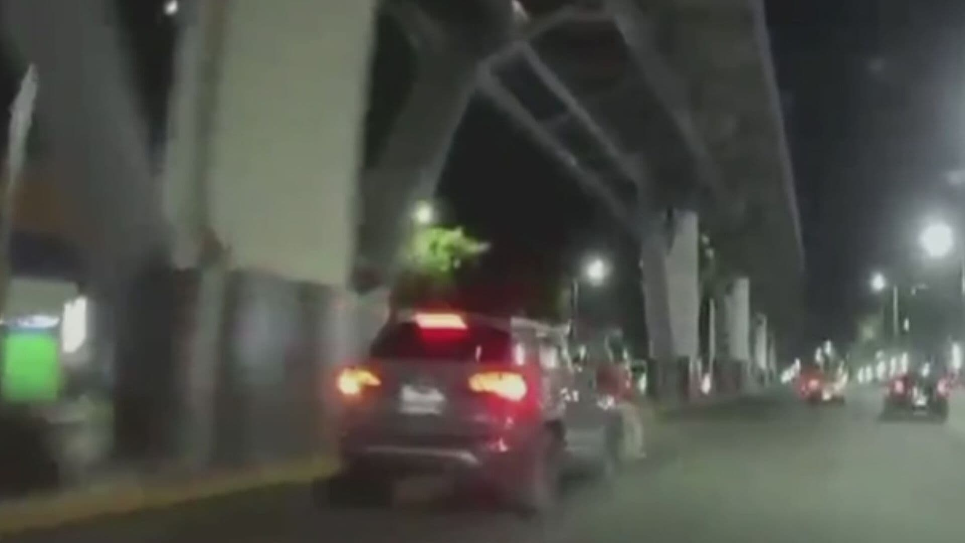 VIDEO | Motociclista Sale Disparado Tras Ser Embestido por una Camioneta en Tláhuac, CDMX
