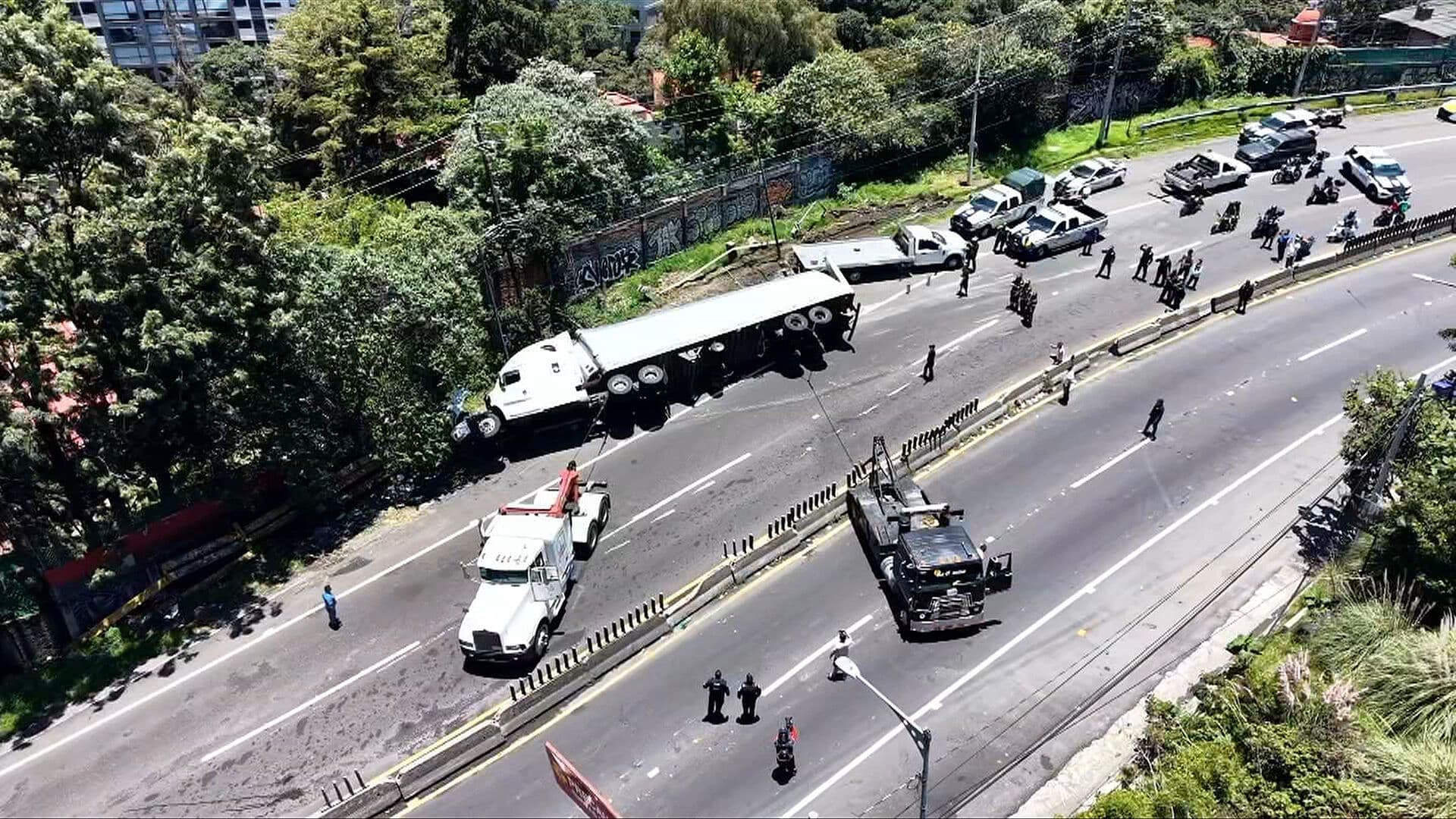 México-Toluca Desde el Aire: Volcadura de Tráiler Provoca Caos Vial Hoy 21 de Julio