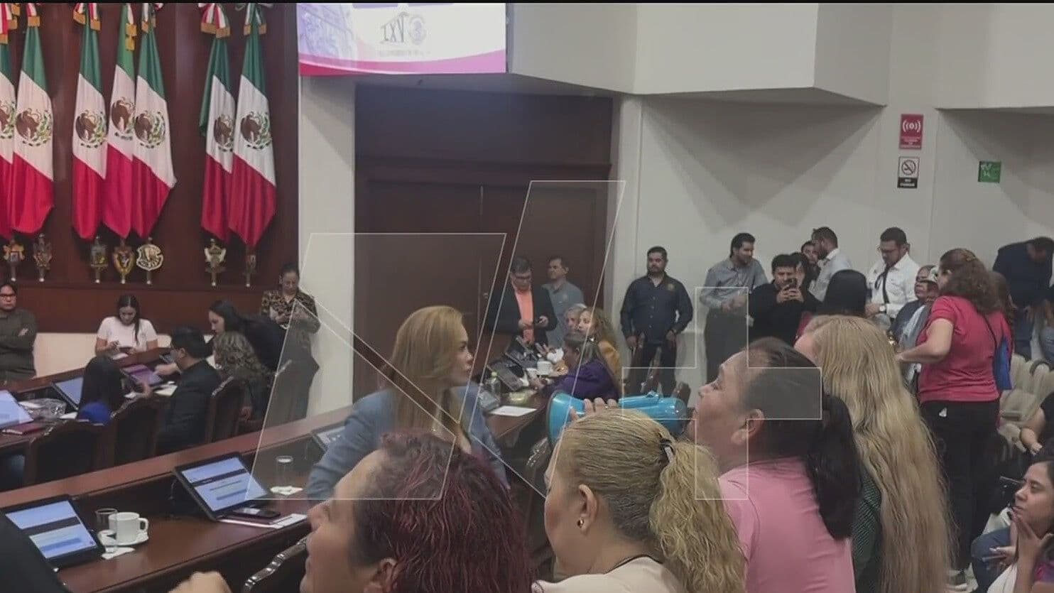 Manifestantes Irrumpen en Congreso Local para Exigir Tarifas Justas de Electricidad