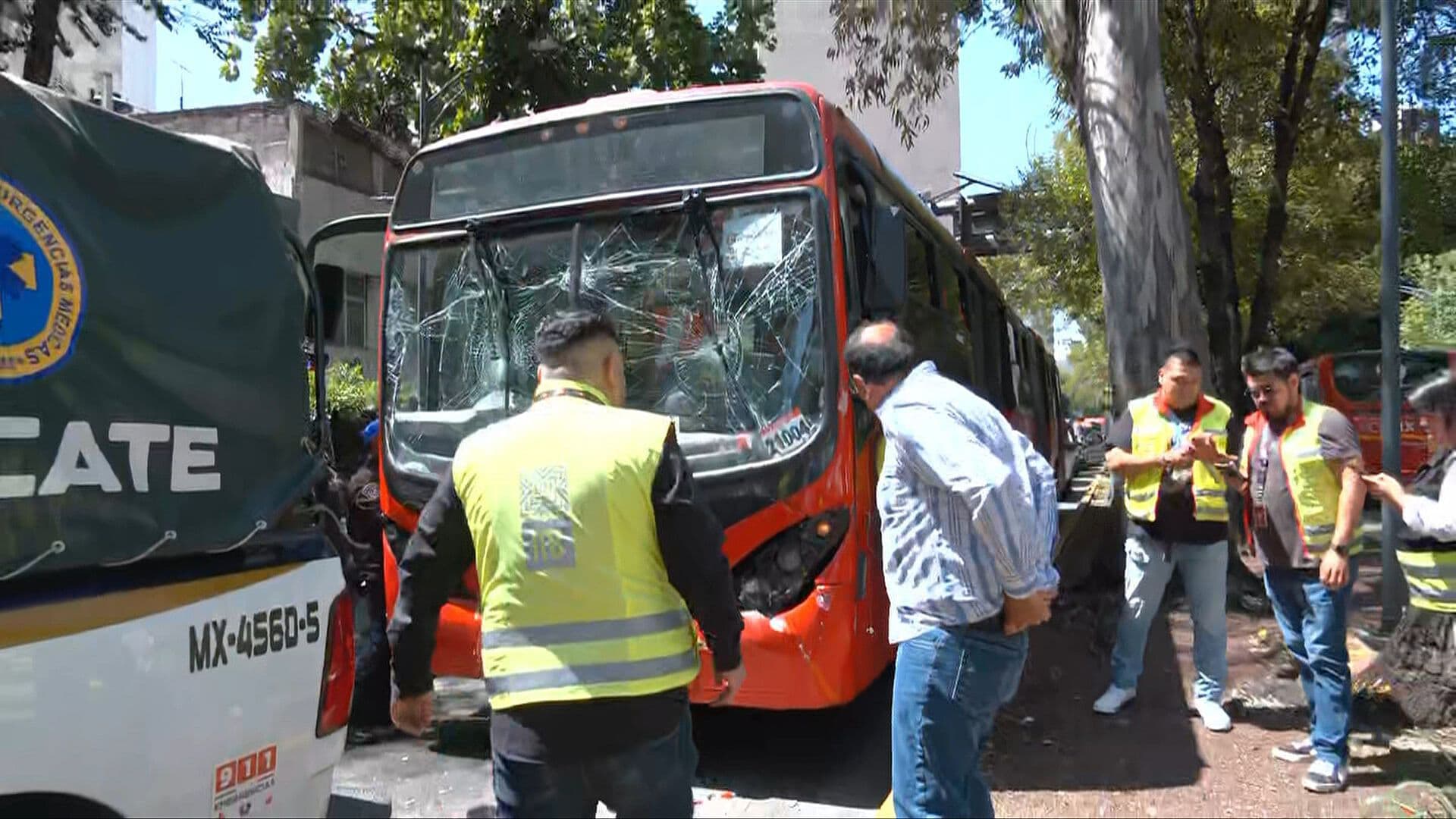 Chocan Dos Unidades del Metrobús de la L1 en Insurgentes Sur, CDMX