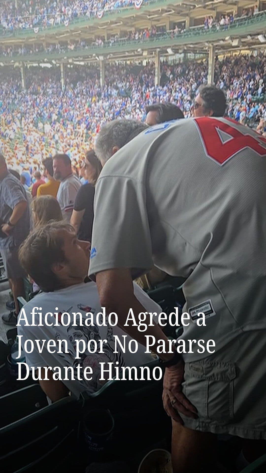 Agrede a Joven por No Pararse Durante Himno
