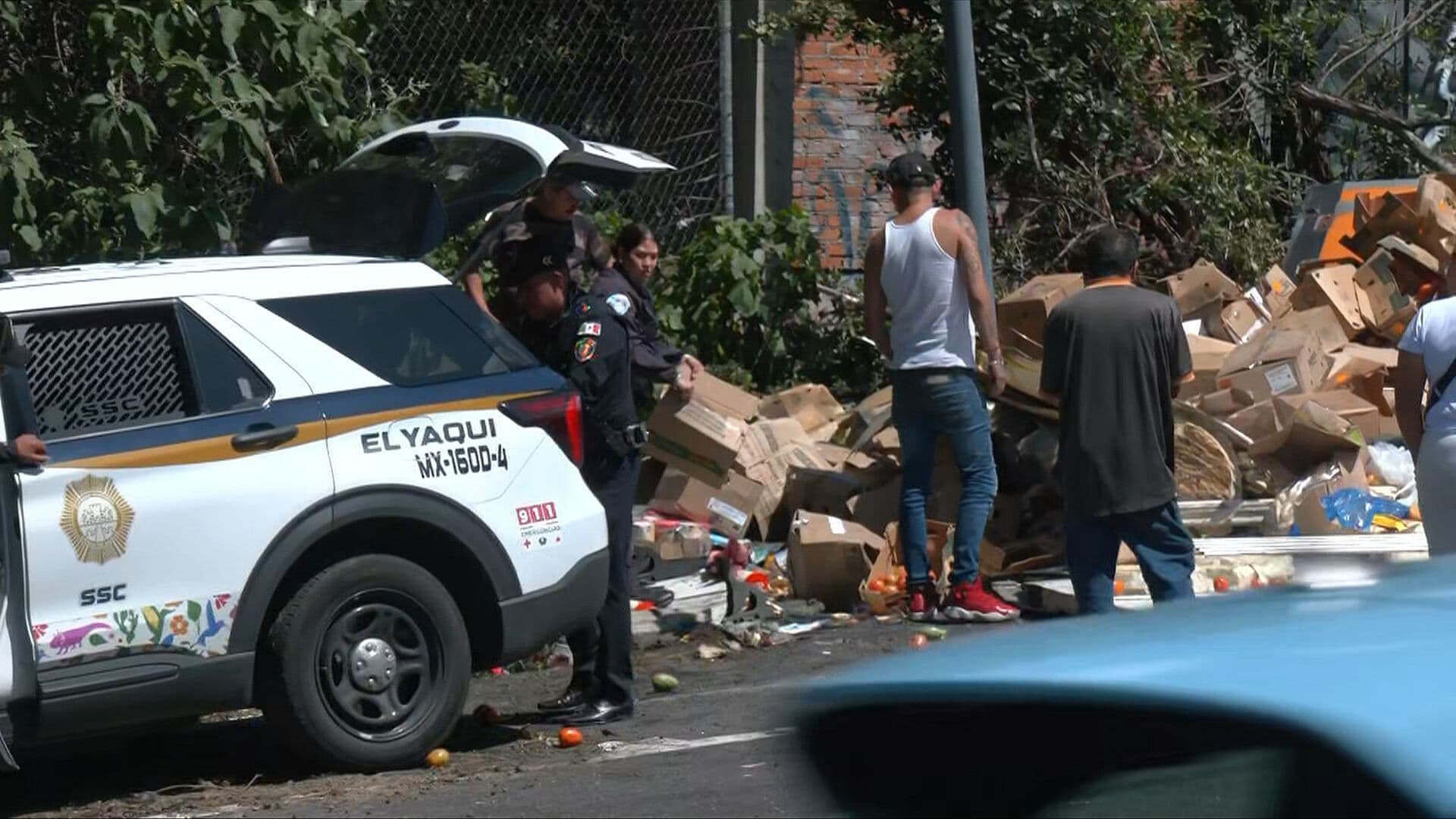 Conductor de Tráiler Volcado Regala Fruta y Verdura a Policías de la Ciudad de México