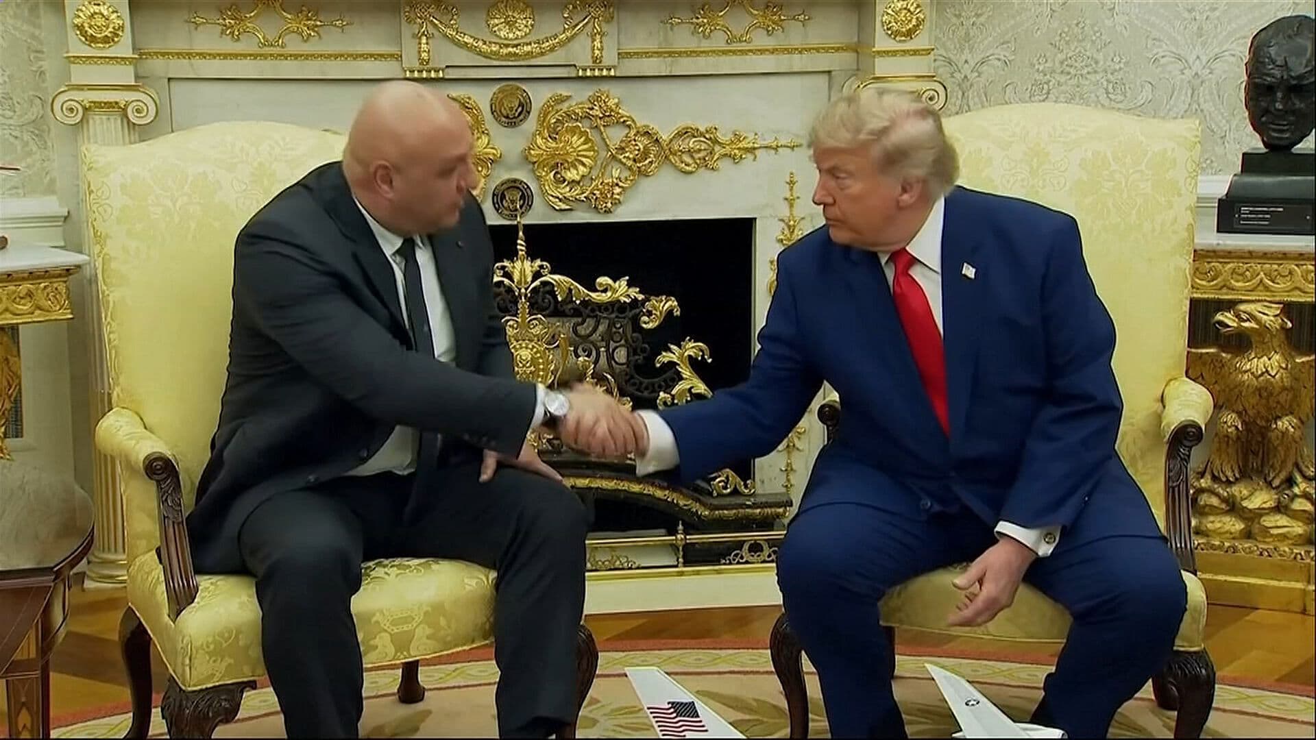 Trump Se Reúne con el Presidente de Líbano y Afirma que Irán "Busca Desesperadamente" Diálogo