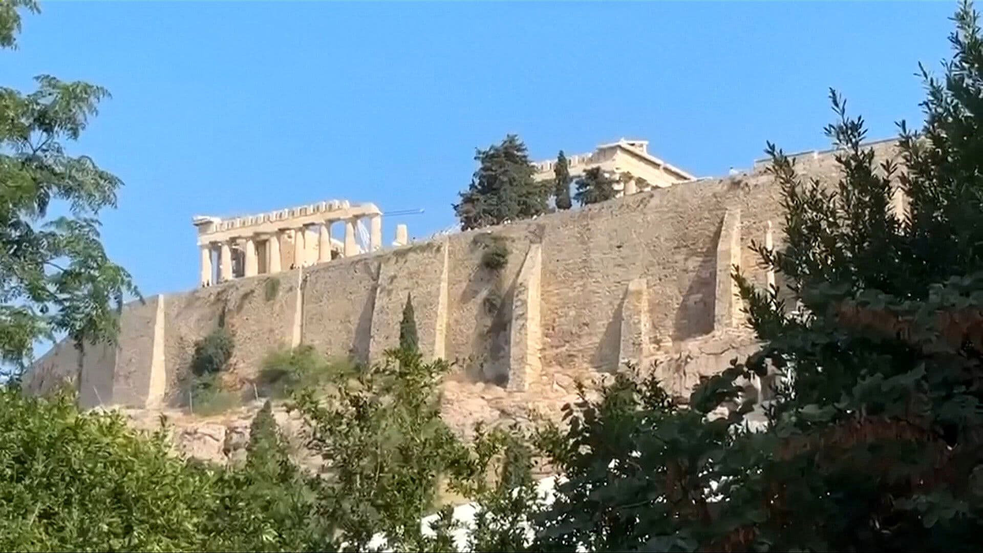 Arrestan a Hombre por Atacar con Cuchillo a Dos Turistas en la Acrópolis de Atenas