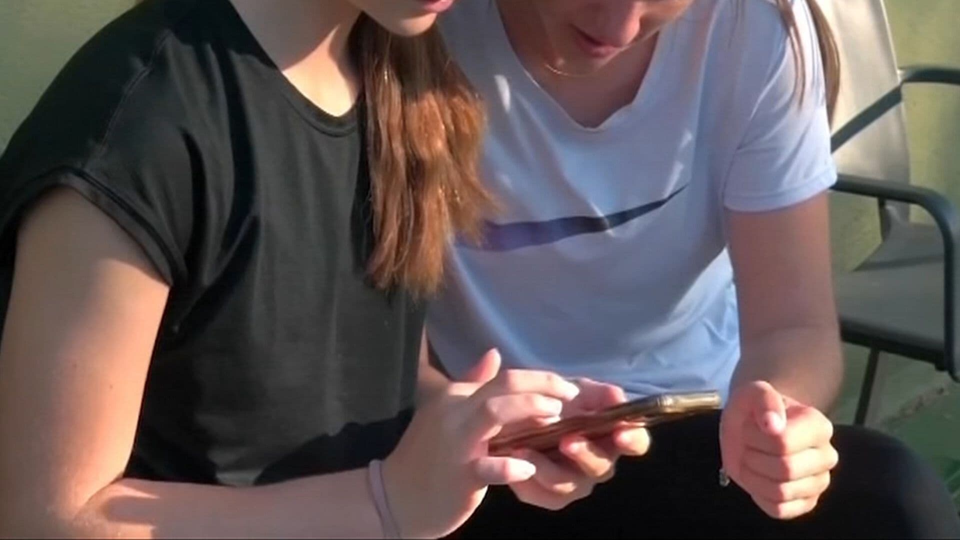 ¿A Partir de Cuándo? Francia Acuerda Prohibir Redes Sociales a Menores de 15 Años y Celulares en Aulas
