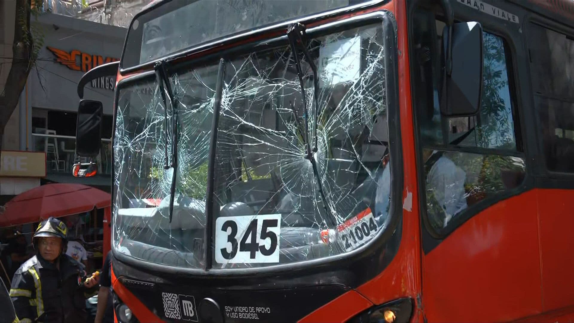 Así Fue el Choque entre Dos Unidades del Metrobús sobre Insurgentes que Dejó 16 Heridos