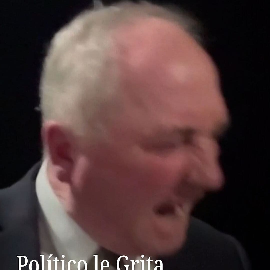 Político le Grita a Perro Durante Entrevista de TV