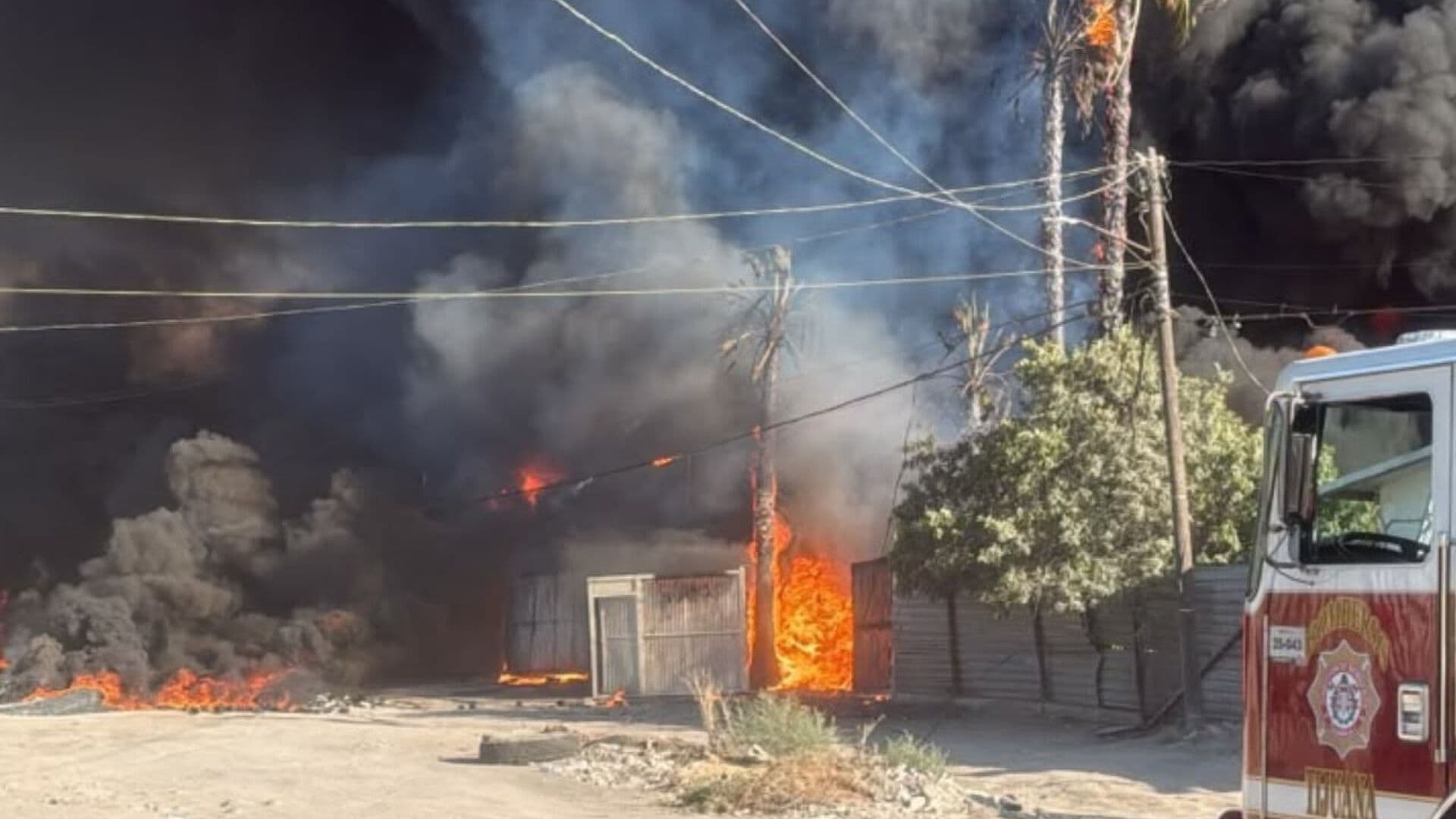 Fuerte Incendio Consume Fábrica de Plástico y Cartón en Tijuana