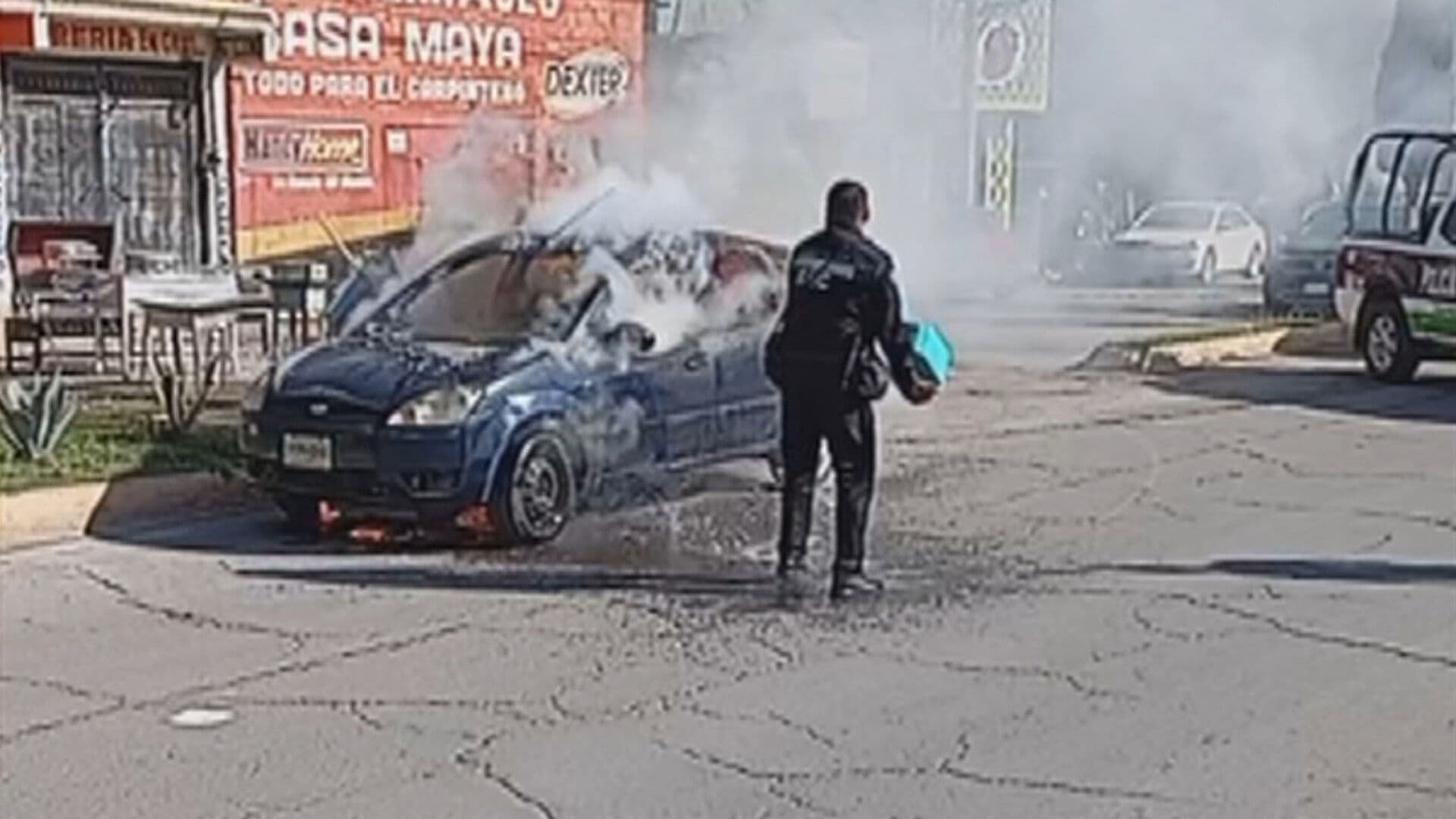 VIDEO: Se Incendia Auto en Tizayuca, Hidalgo; Policías Intentan Apagarlo a Cubetazos