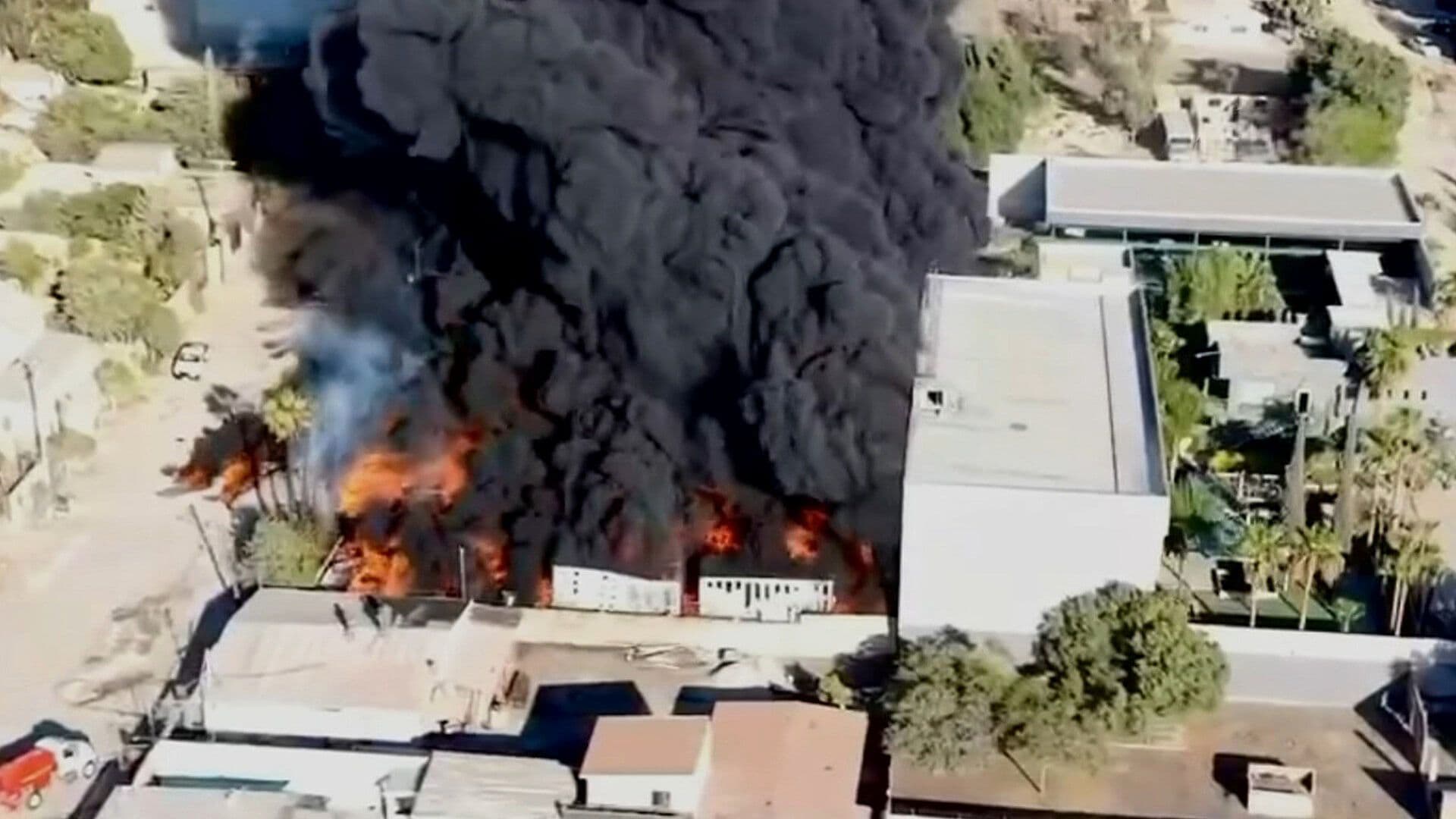 Desde el Aire: Así se Ven las Enormes Llamas en Incendio en Recicladora de Tijuana