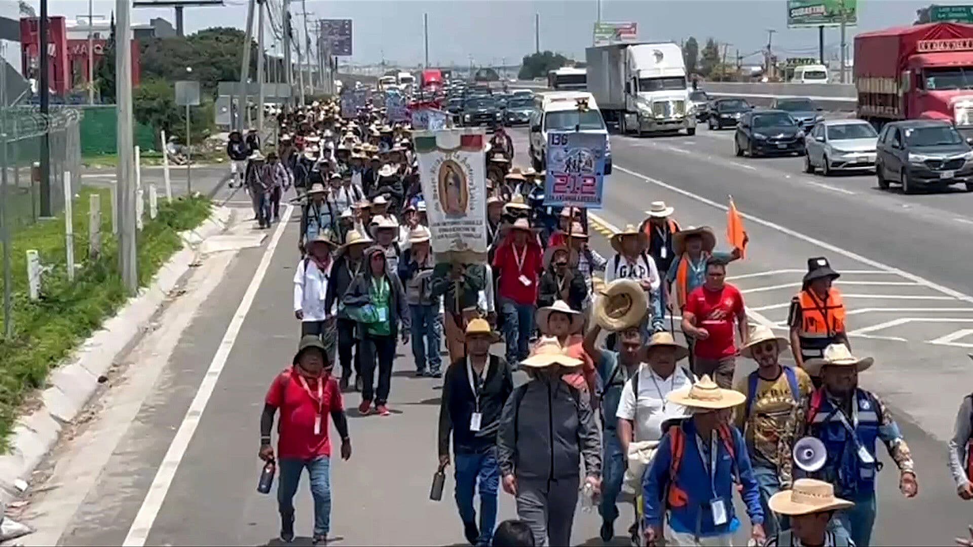Peregrinación de Querétaro a la Basílica de Guadalupe: Miles de Fieles Avanzan a CDMX