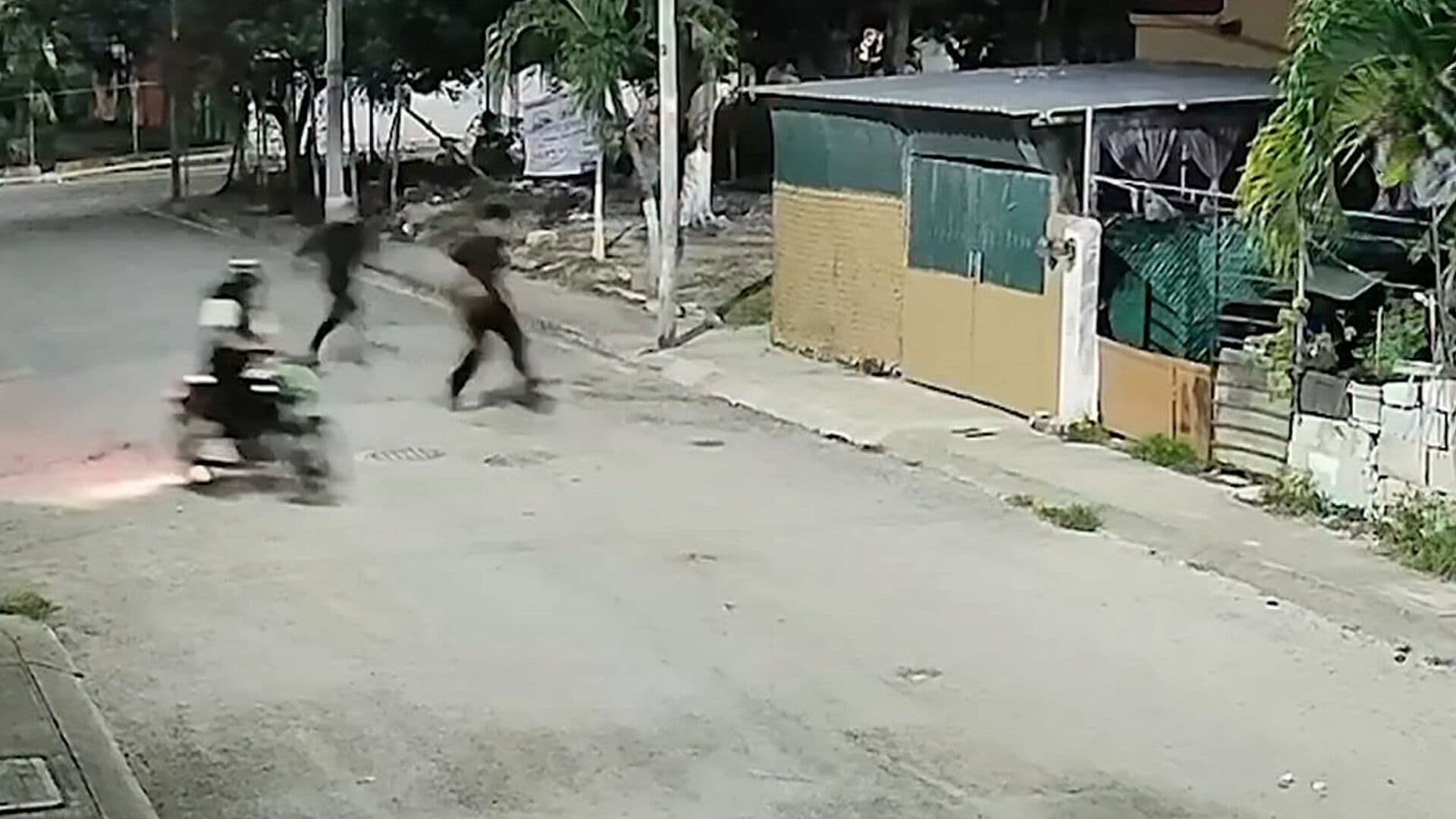 Video Muestra Asalto a Joven en Cancún: Delincuentes en Motocicleta lo Acorralan