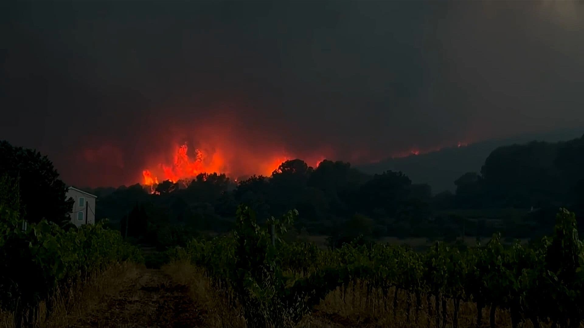 En Europa, la Segunda Ola de Calor del Verano Sigue Ocasionando Incendios en España y Francia
