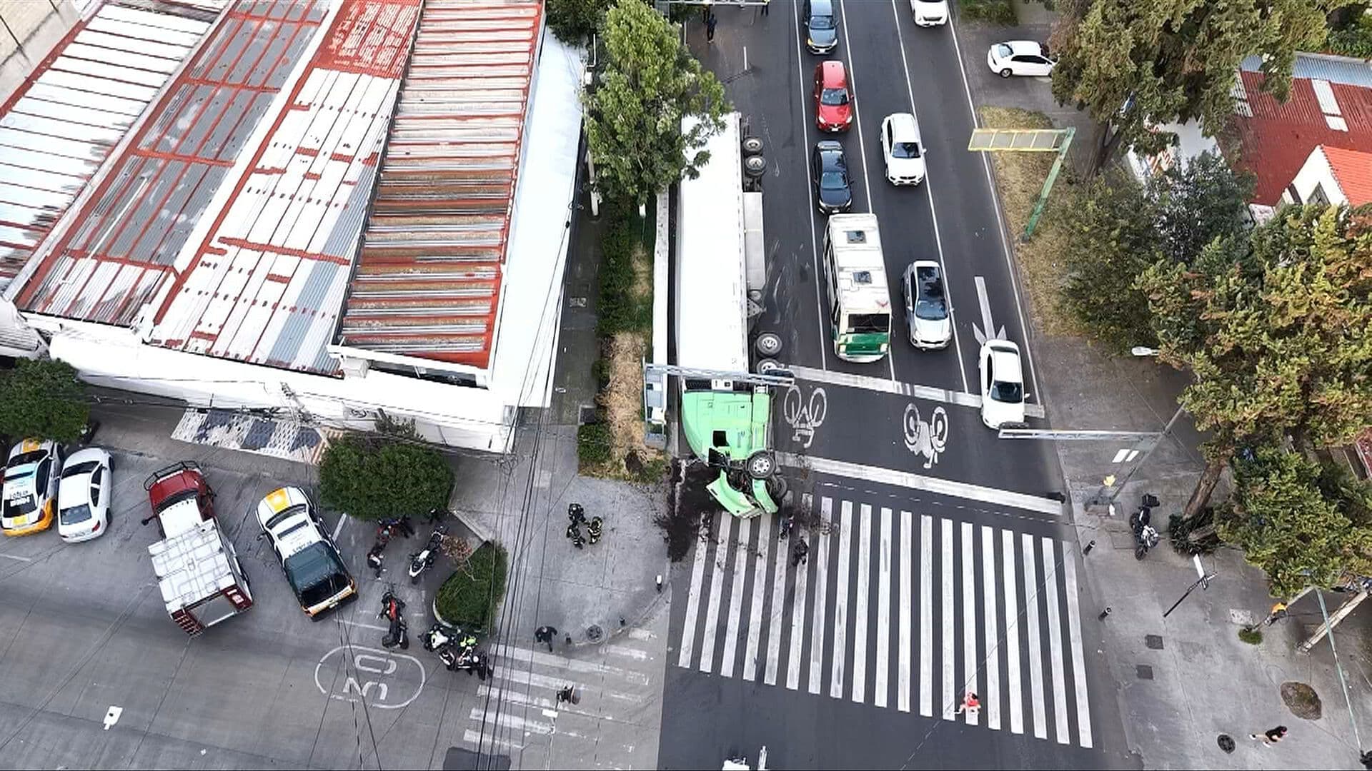 Vuelca Tráiler en Eje 6 Sur e Indiana; Así la Afectación Vial en Benito Juárez