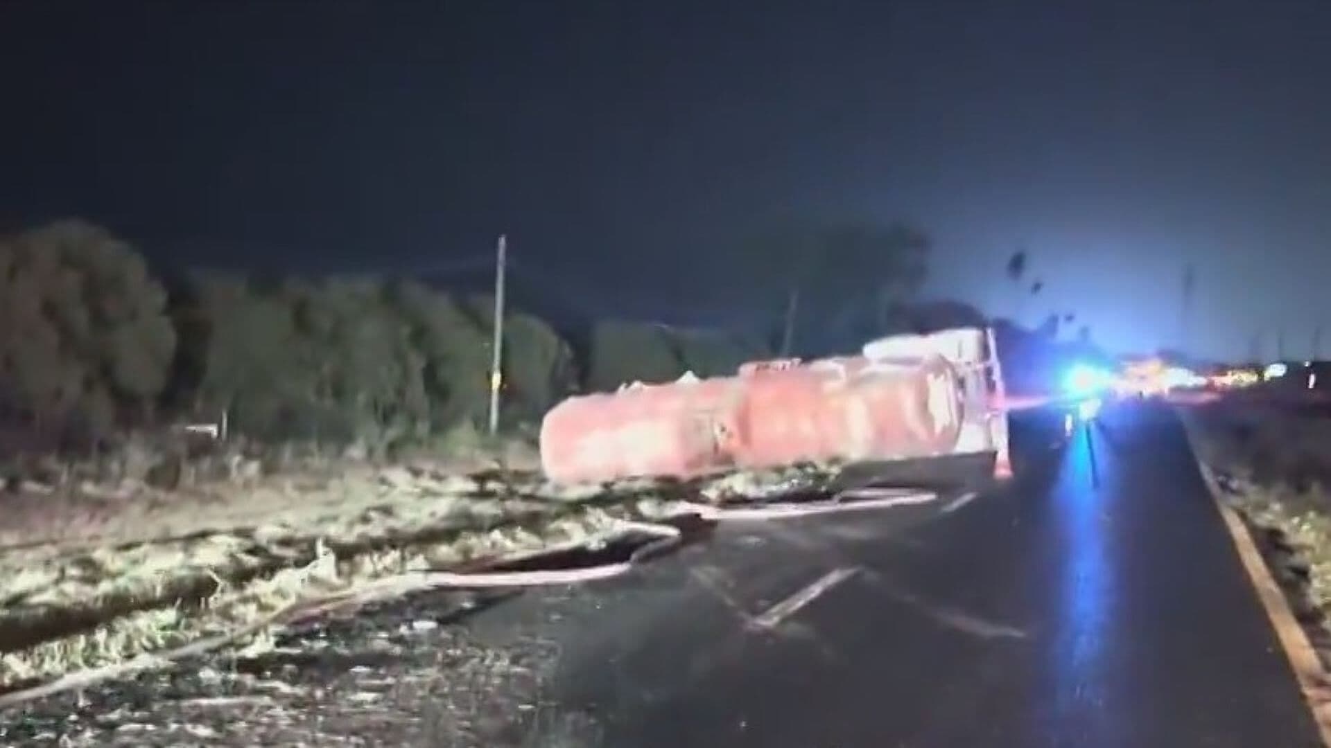 Vuelca Pipa y Derrama Cargamento de Combustible en Linares, NL