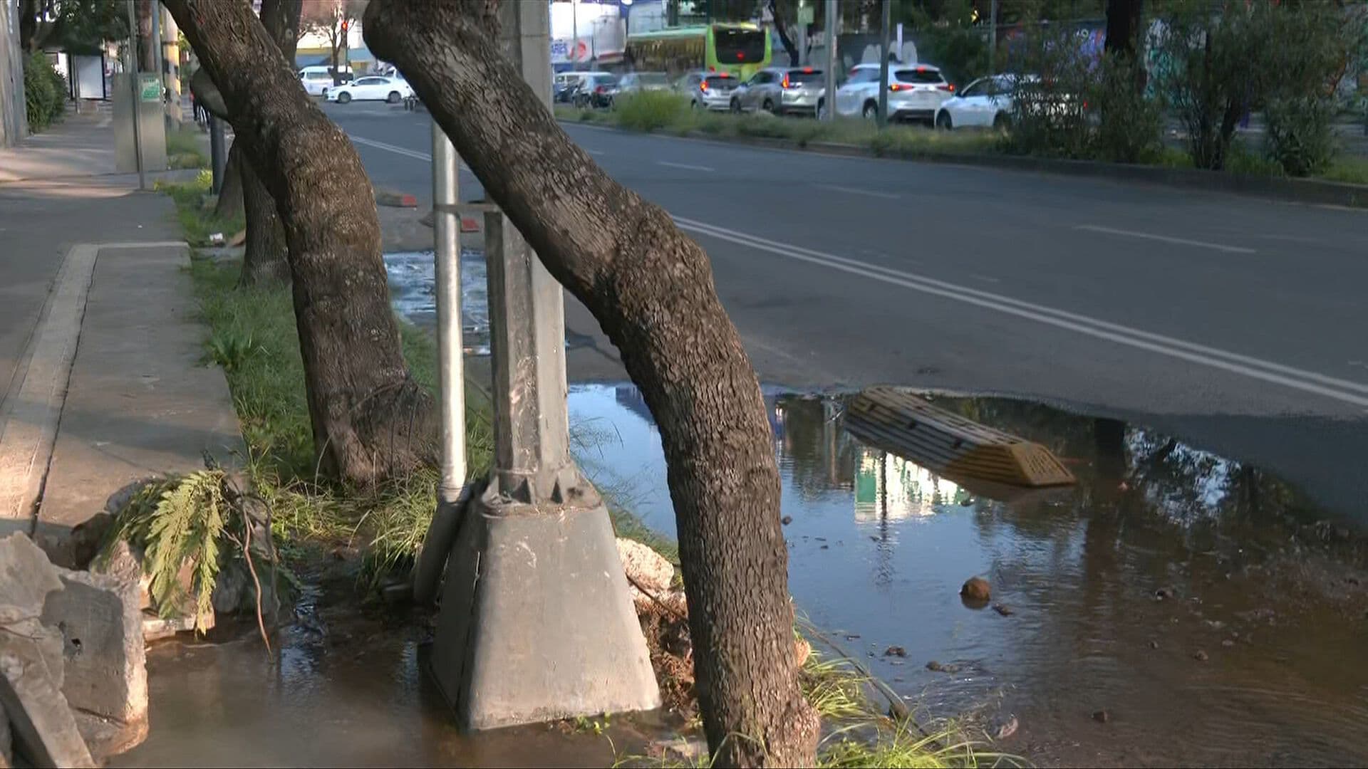 Fuga de Agua Afecta Ciclovía em Azcapotzalco, CDMX