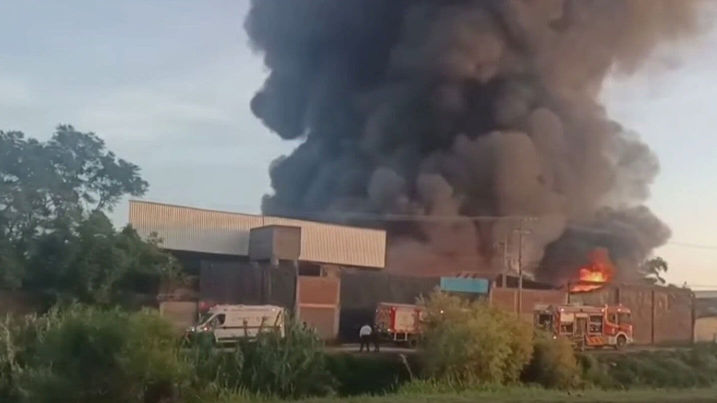 Incendio Consume Fábrica de Estopa en Morelia, Michoacán