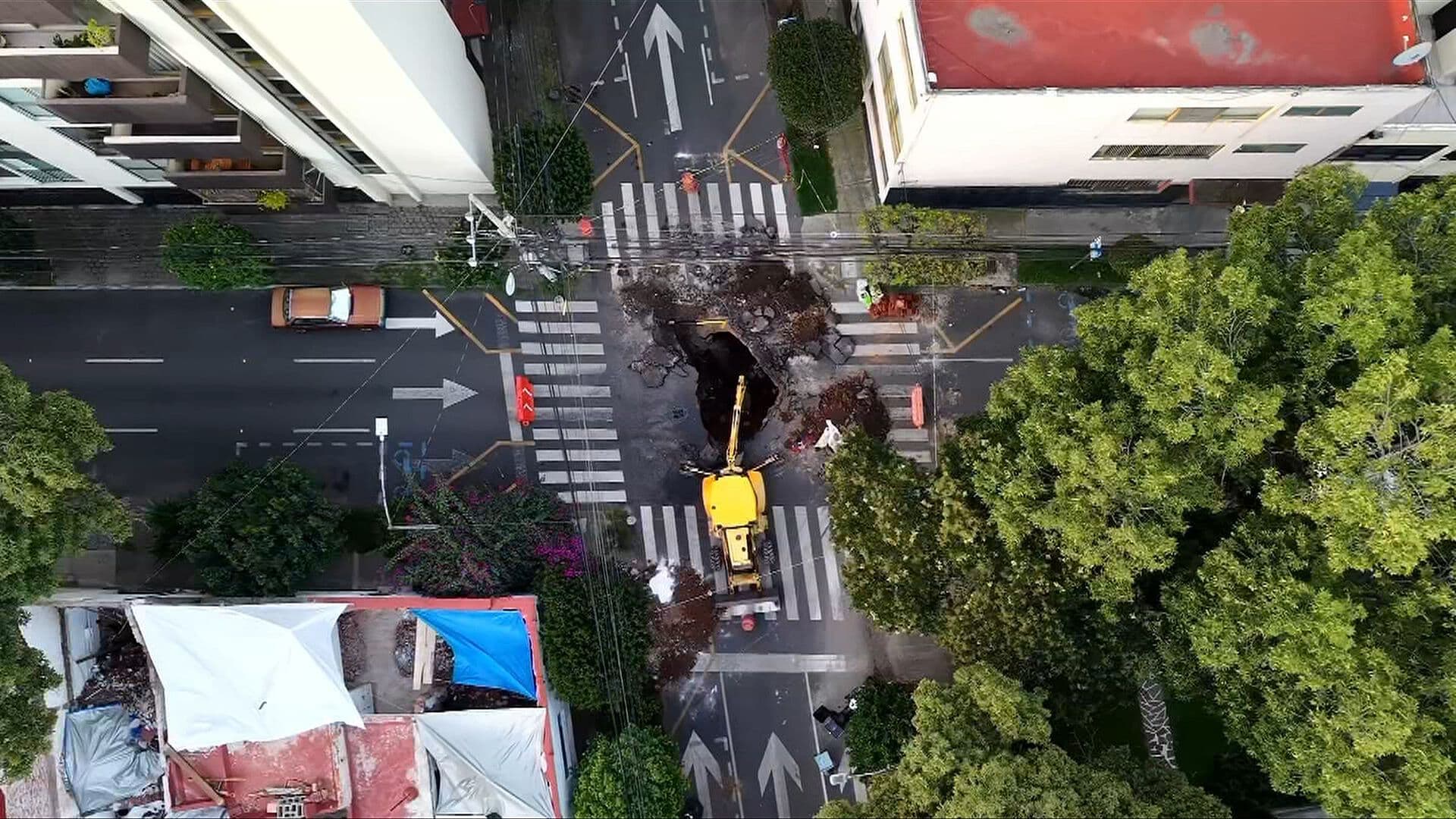 Socavón en Colonia Guadalupe Inn, CDMX; Alternativa Vial por Cierre