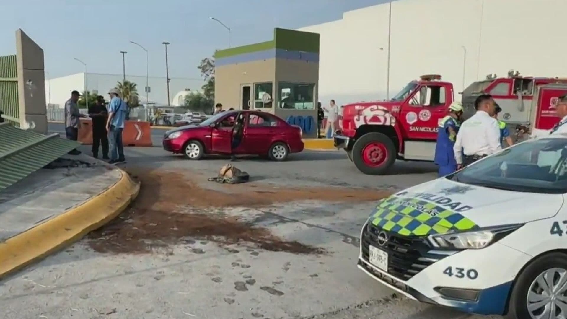 Deja 3 Lesionados Choque en Acceso a Parque Industrial en Av. Manuel L.Barragan en San Nicolás
