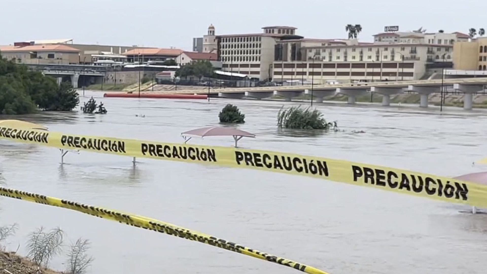 Creciente del Río Bravo en Nuevo Laredo Afectó Cruces de Carga en Puentes