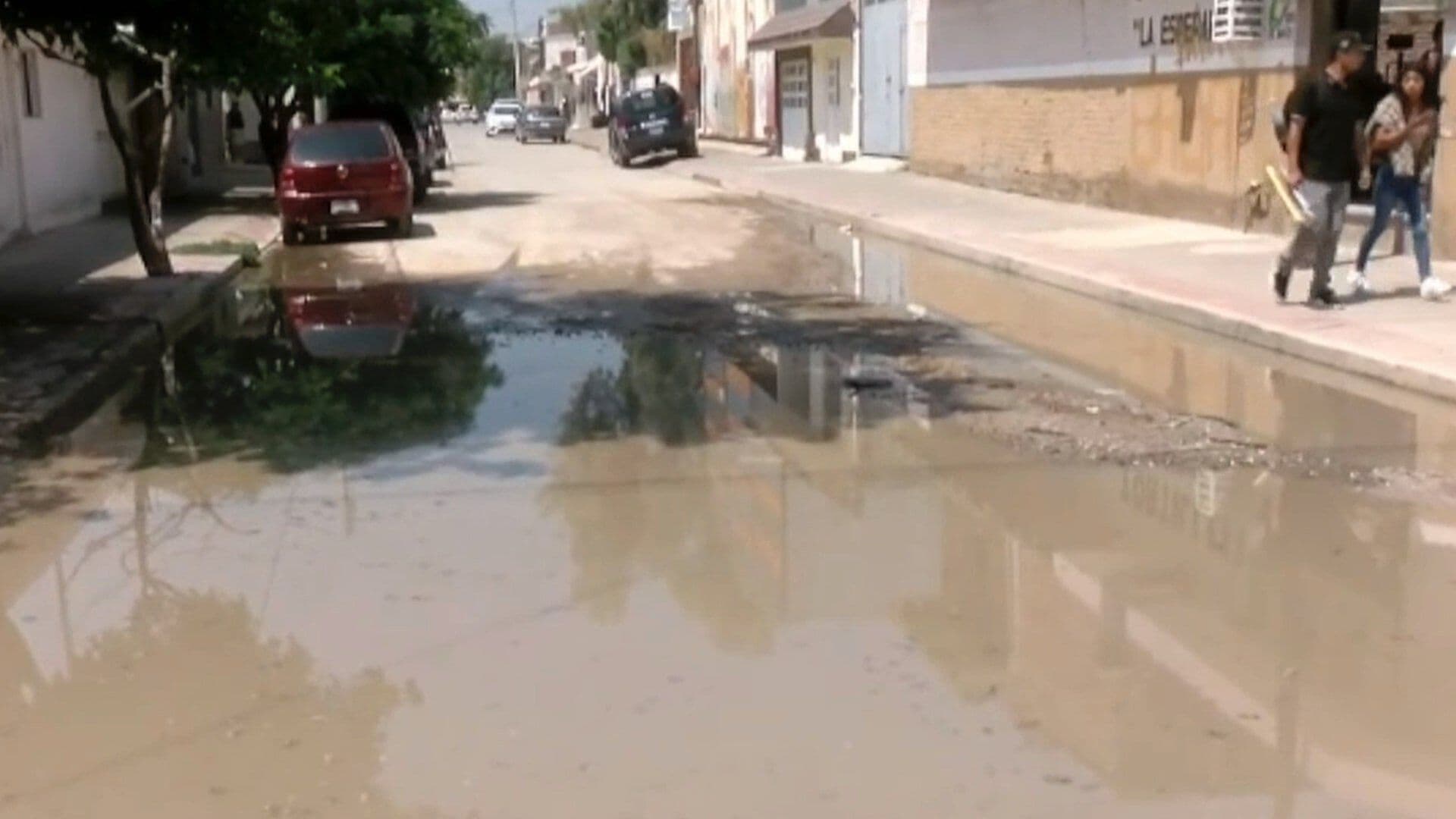 Vecinos se Quejan que Año con Año se Inundan sus Calles en María de la Luz en León