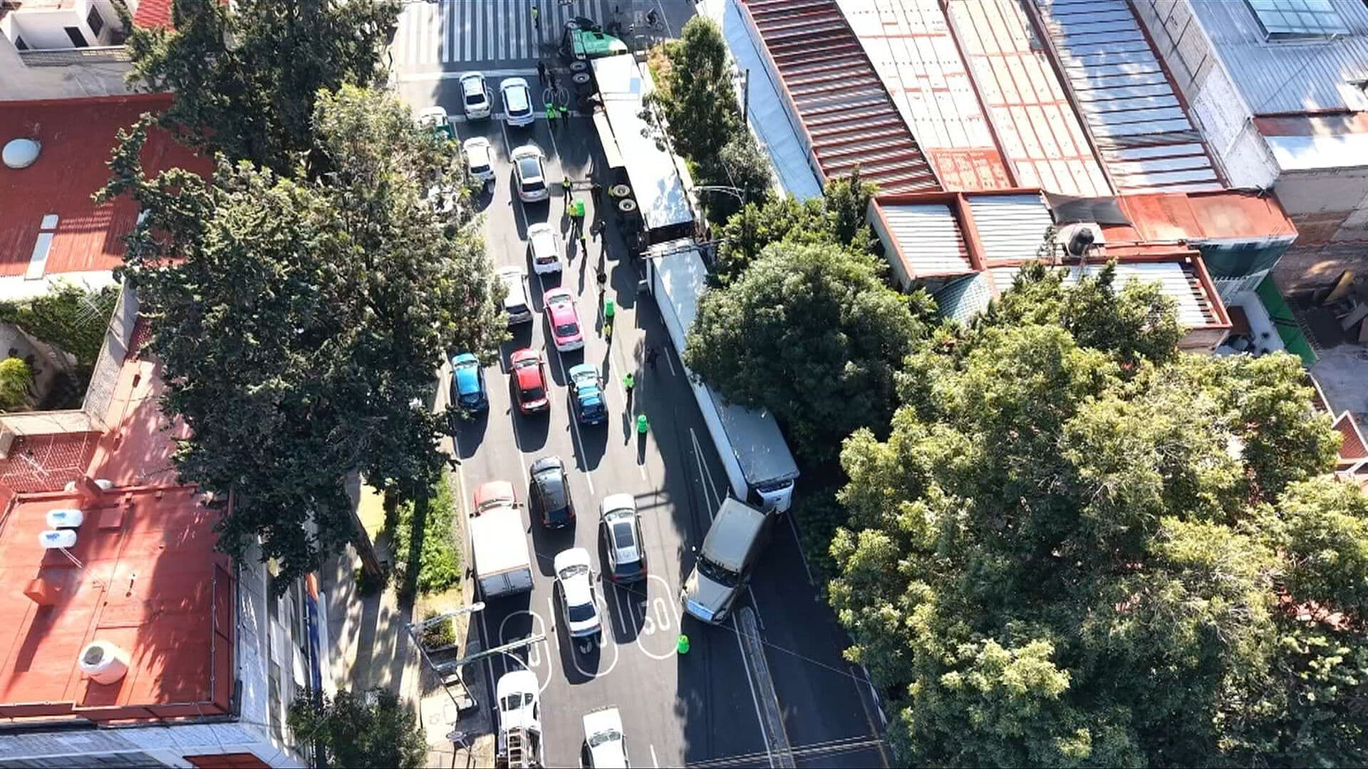 Desde el Aire: Sigue el Caos Vial en Eje 6 Sur a Cinco Horas de la Volcadura de Tráiler en CDMX