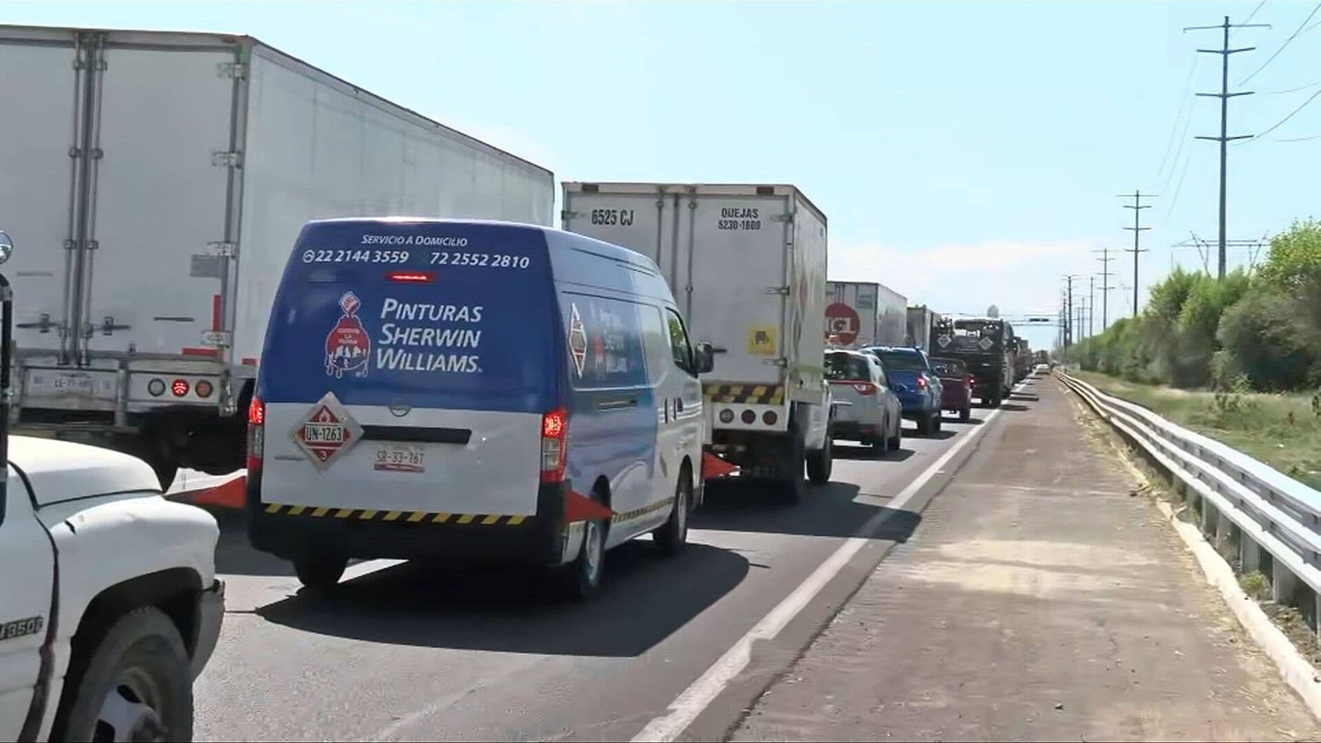 Manifestantes Bloquean la Autopista México-Puebla en Ambos Sentidos; Circulación Afectada
