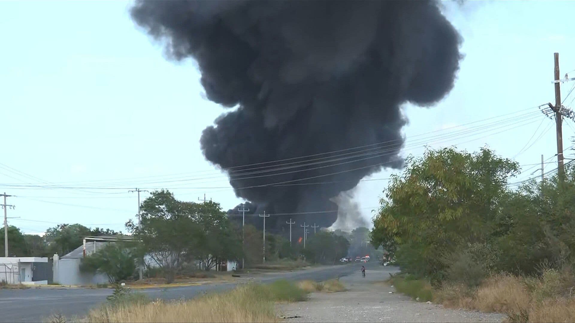 Así se Ven Enormes Llamas en Incendio de Fábrica en Pesquería, Nuevo León