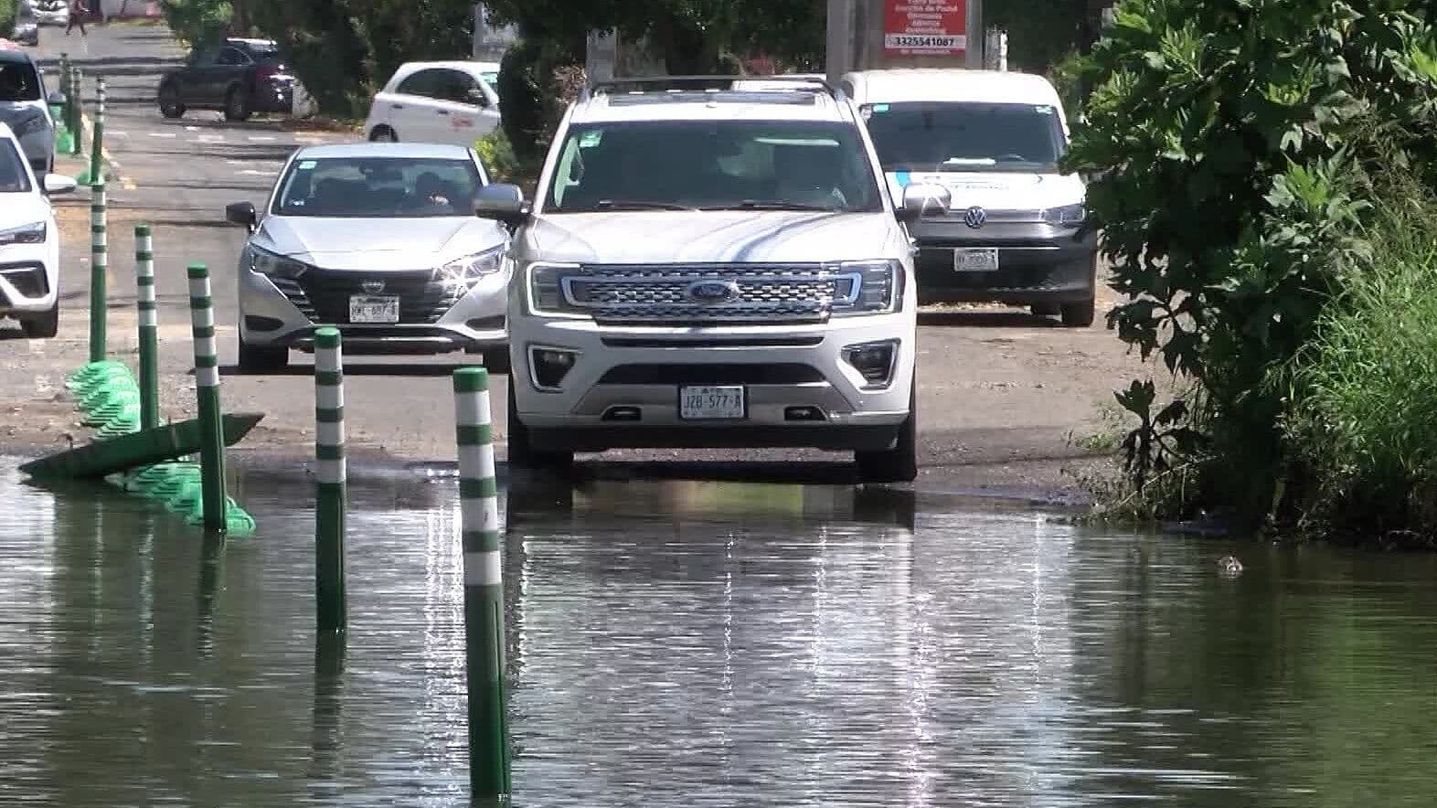 Automovilistas Pierden sus Placas al Caer en Bache Inundado de Avenida Amado Nervo en Zapopan