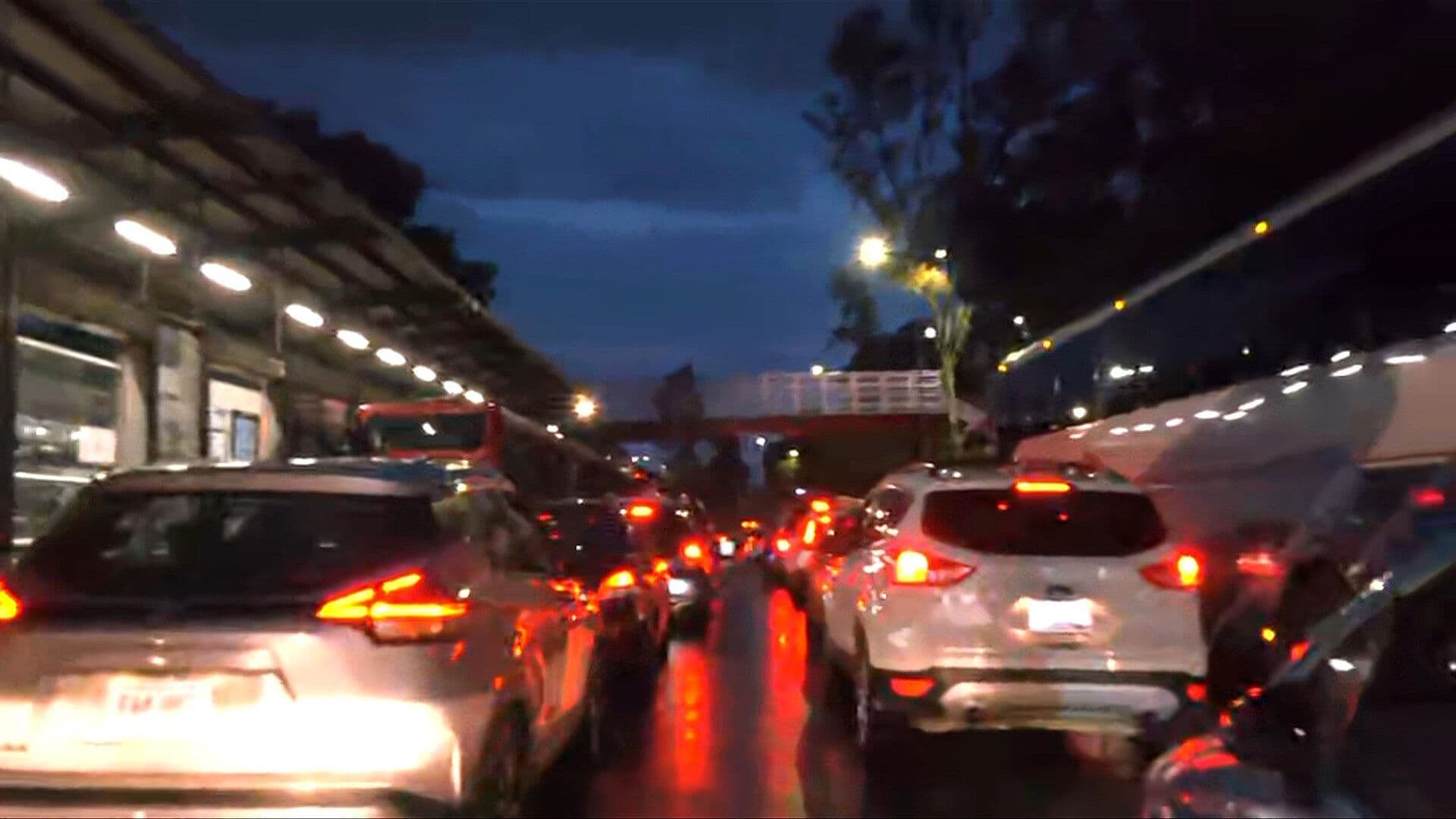 Lluvias Hoy en CDMX: Tráfico Paralizado en Insurgentes Norte Obliga a Pasajeros a Caminar