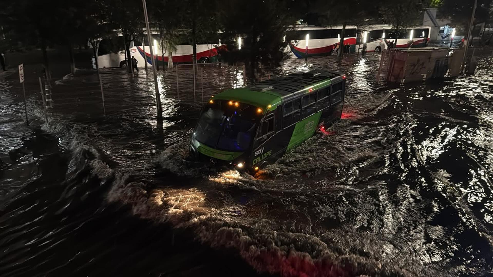 Así Se Ve Severa Inundación de Hoy en el Paradero de Indios Verdes por Lluvias en CDMX