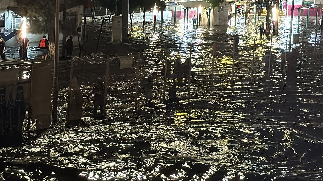 “Hay que Aguantarse”: Usuarios Llevan Hasta 3 Horas Varados por Inundaciones en Indios Verdes
